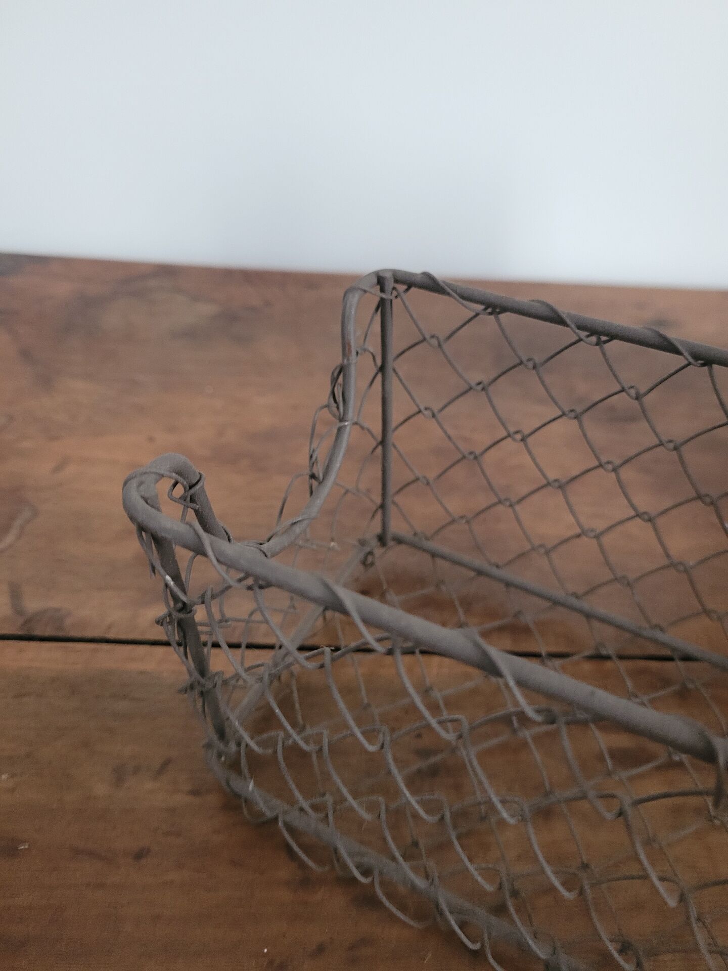 Wire mesh basket