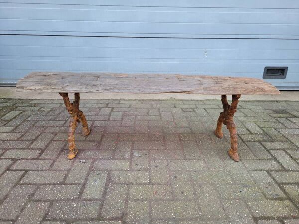 Banc en fonte de style campagnard français avec vieille planche de bois rustique