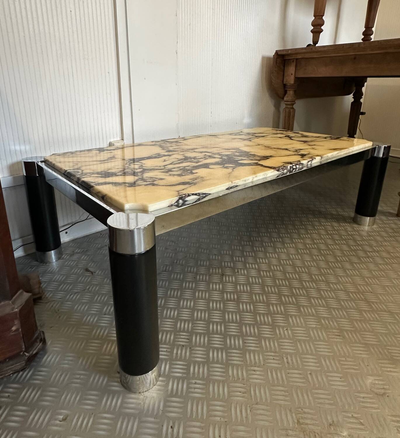 Vintage coffee table in yellow marble & metal – 1970s design – 120 ×