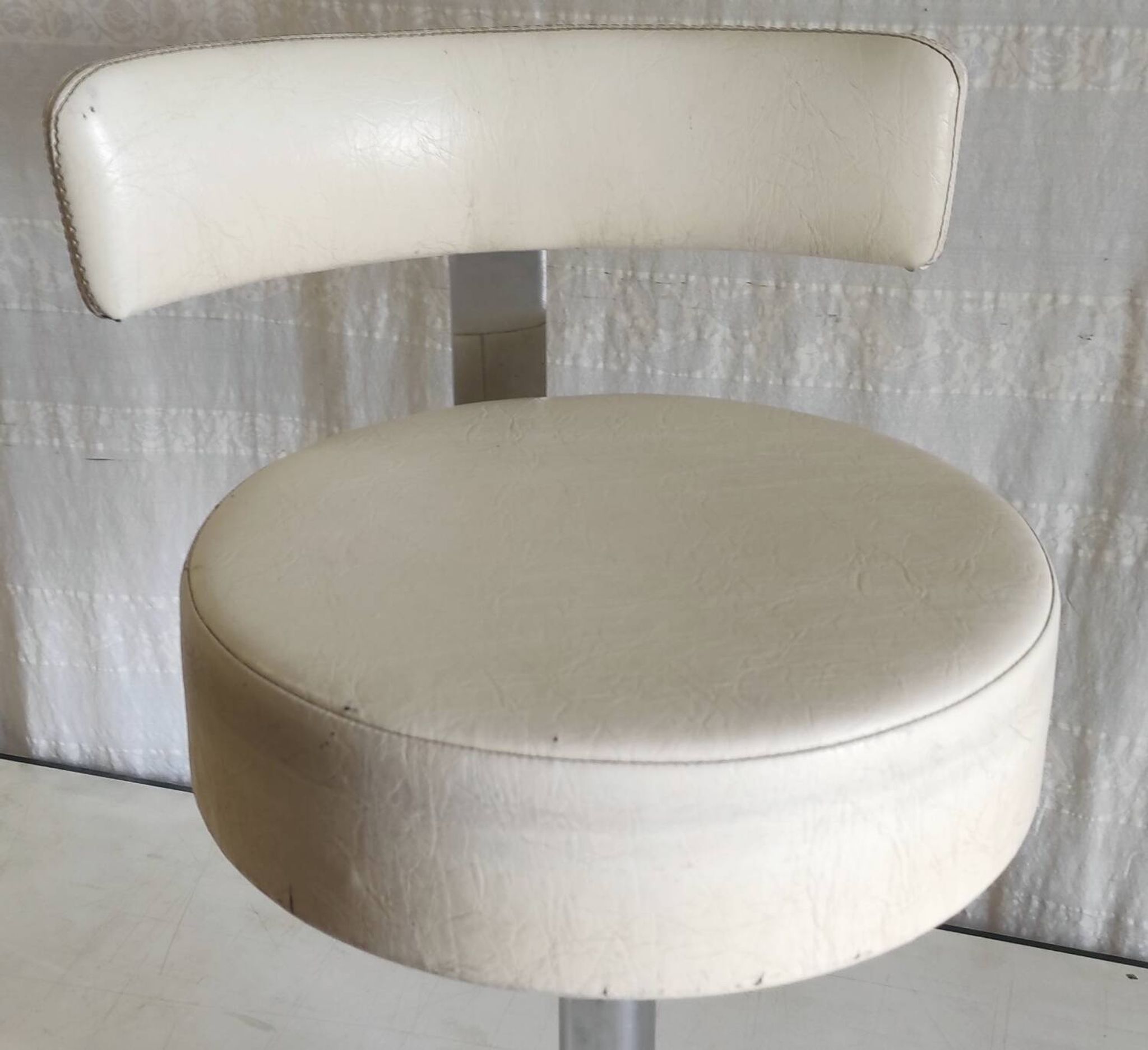 Chaise design pivotante en métal chromé et similicuir - mid. XXéme