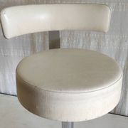 Chaise design pivotante en métal chromé et similicuir - mid. XXéme