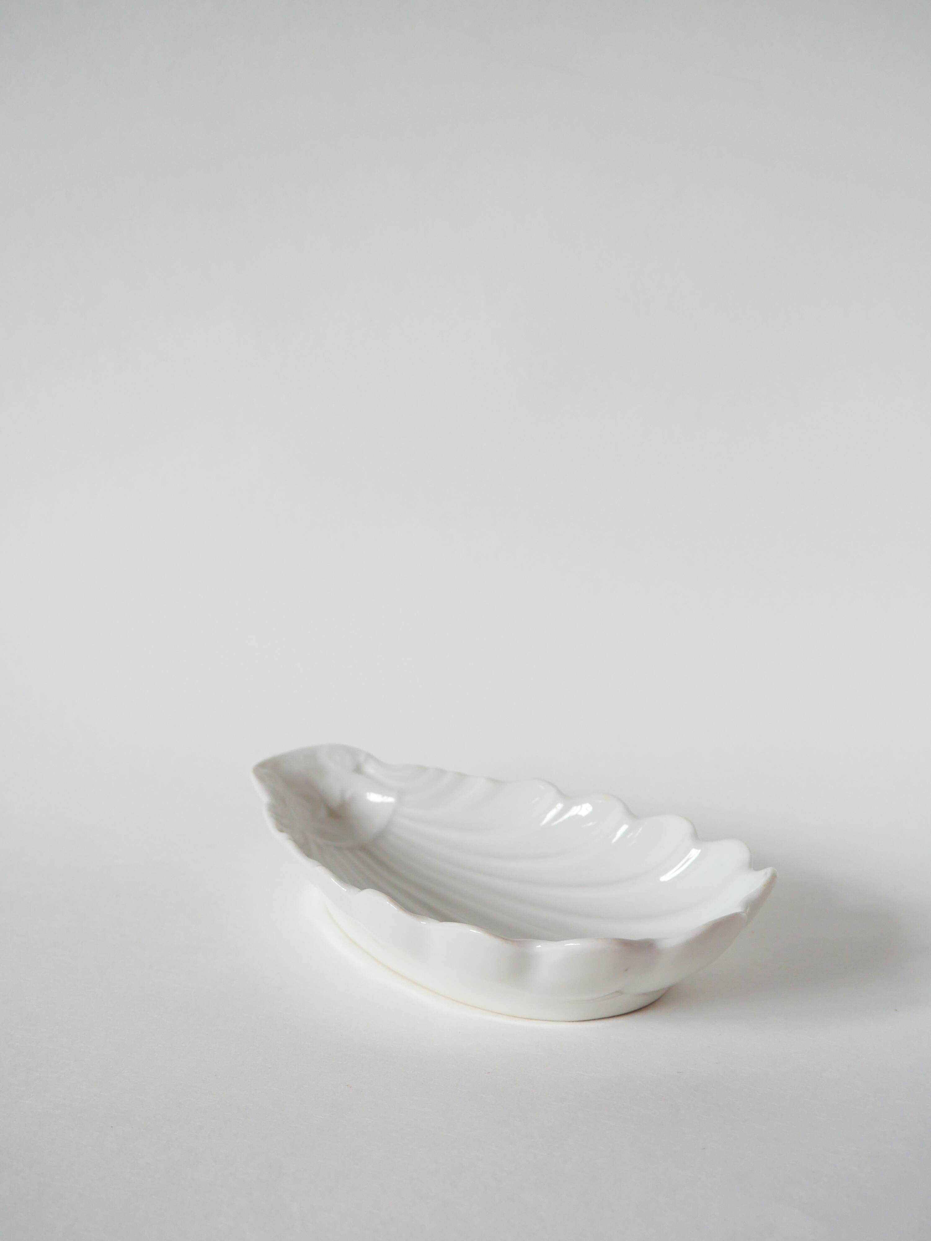 Shell-shaped ceramic pocket tray, 1960