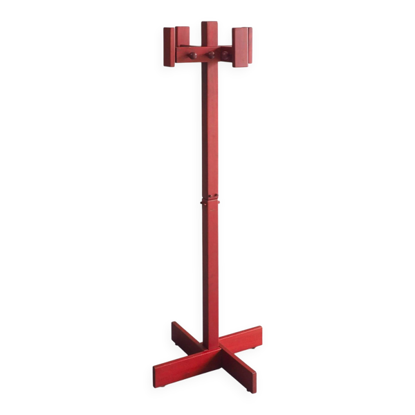 Cintre en bois de pin teinté rouge postmoderne