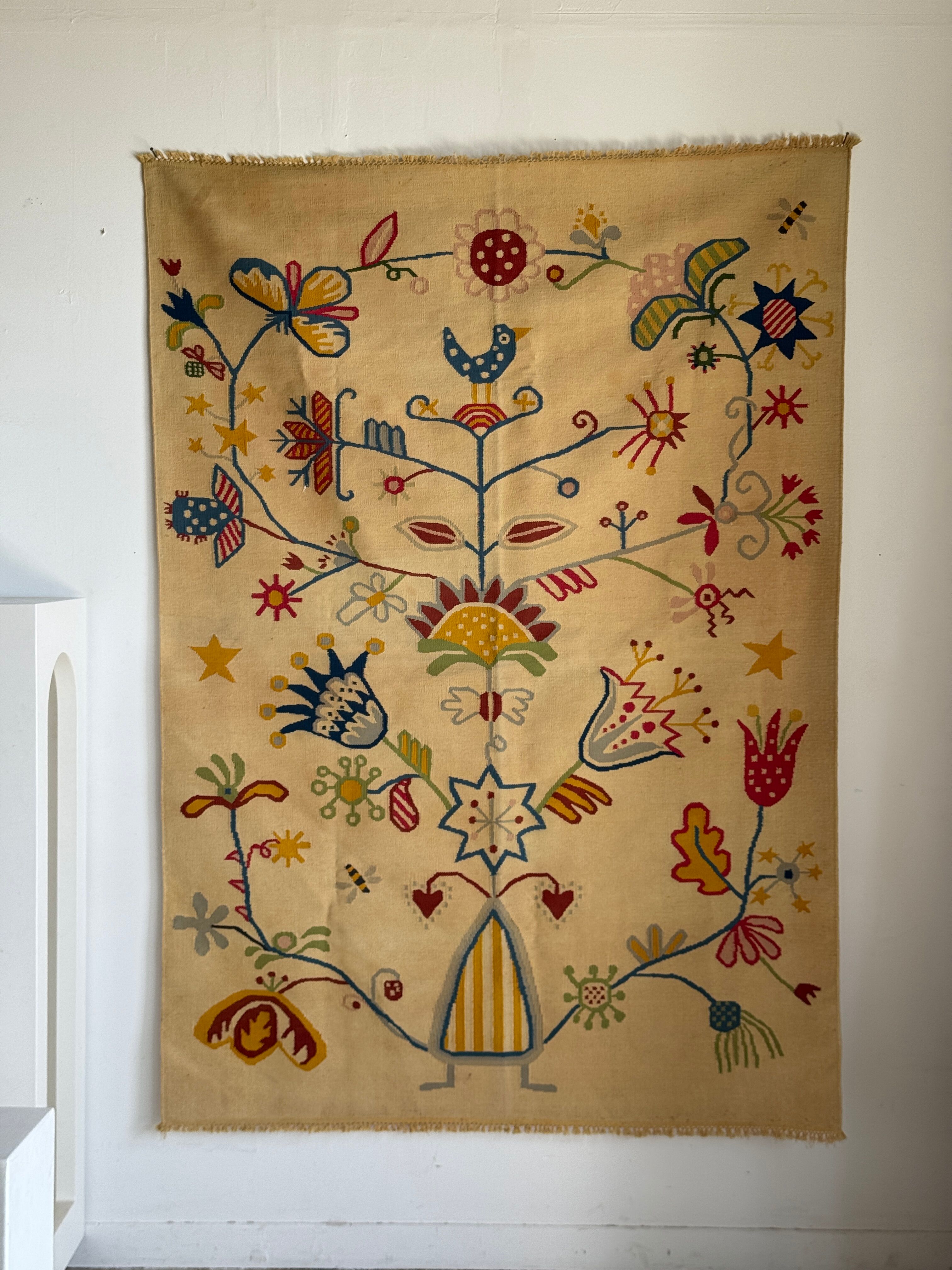 Large beige Indian rug with floral patterns 196x137.