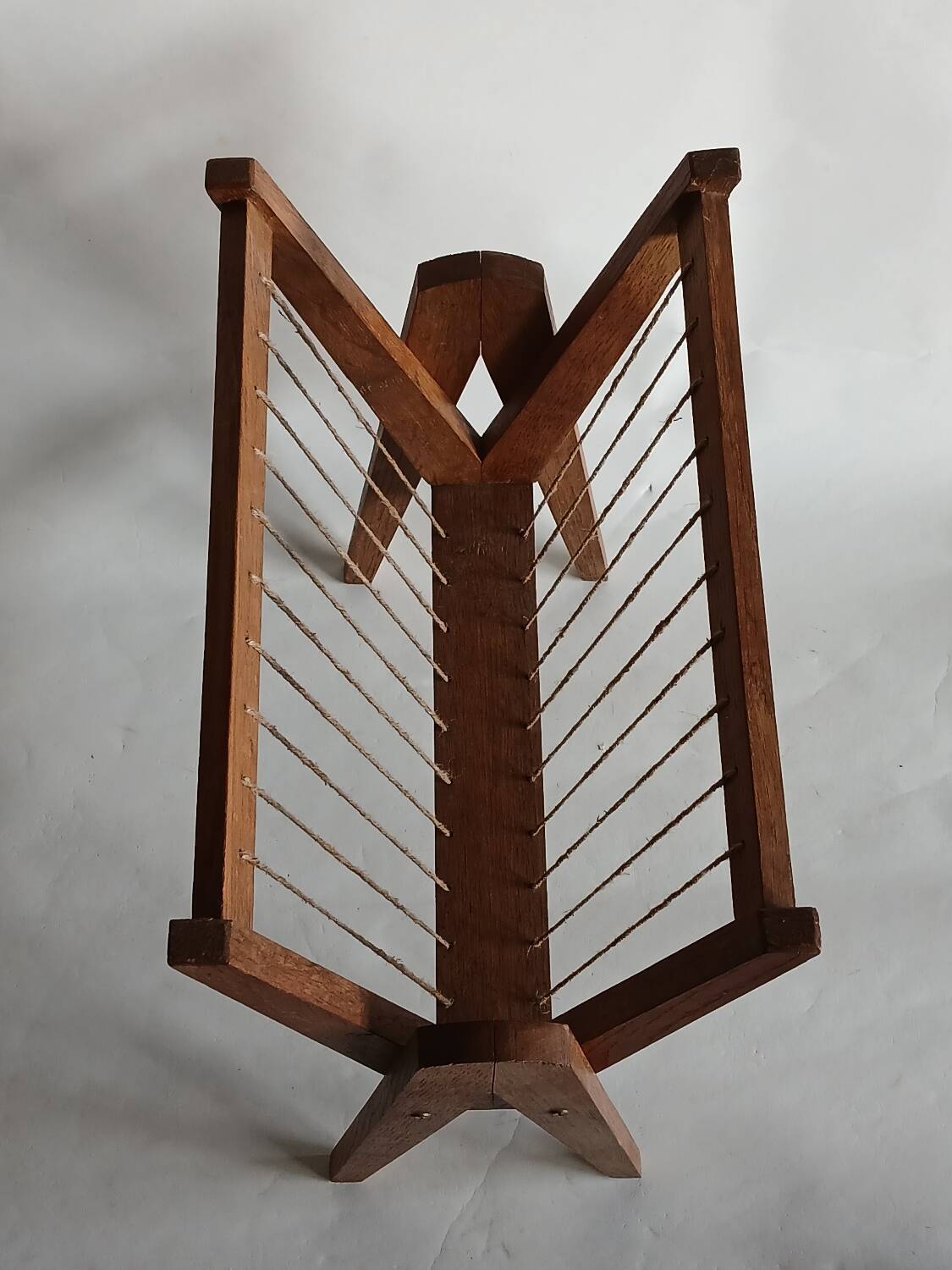 Magazine rack with compass legs in oak and rope, 1950s.