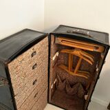 Travel trunk locker room