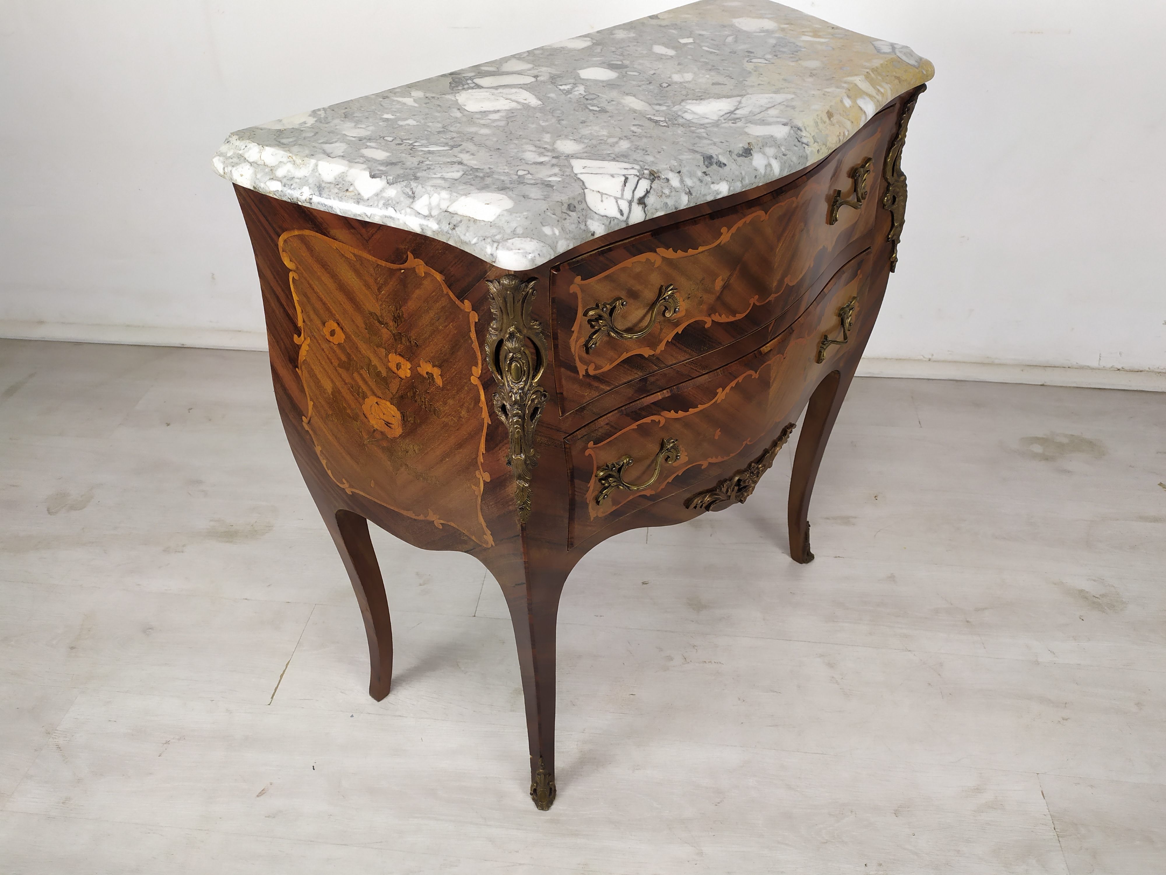 Louis XV curved jumping chest of drawers