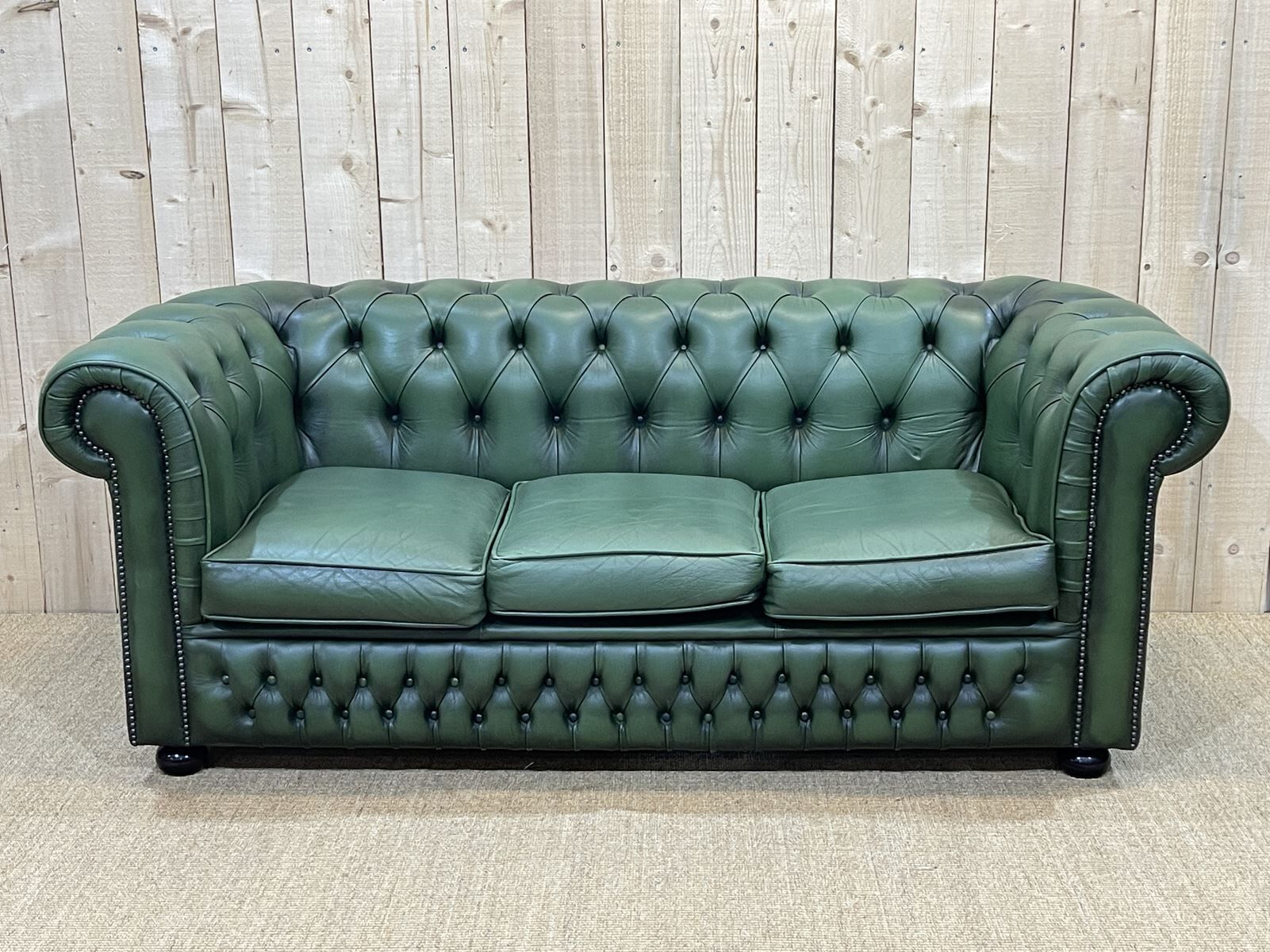 Chesterfield sofa in green leather 3 places from the 80s