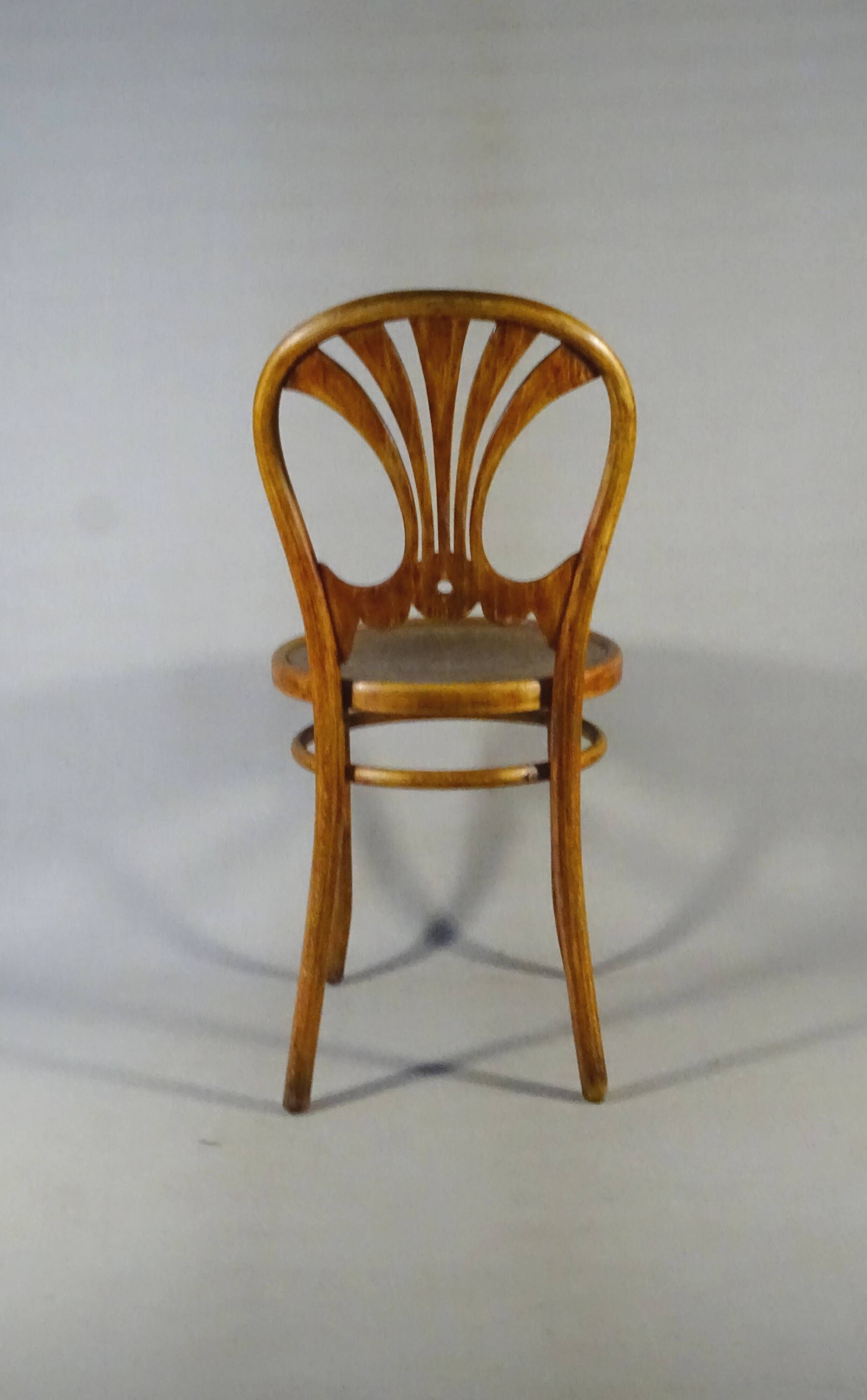 Two Thonet bistro chairs No. 322 from around 1910 - in perfect condition.