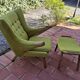 Fauteuil et repose-pieds vintage Papa Bear en tissu bouclette vert et chêne 1950
