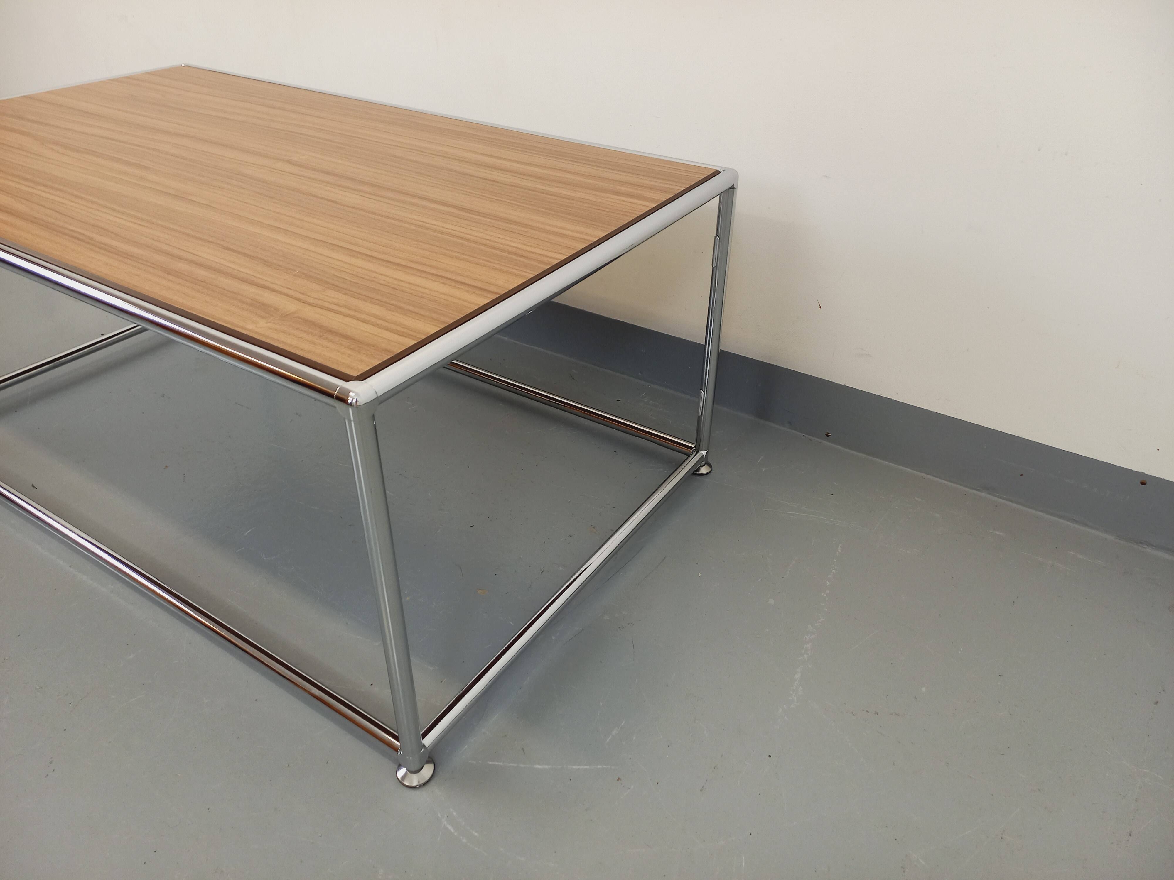 Table basse vintage style USM en mélaminé et métal chromé