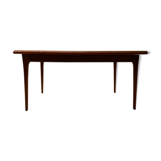 Table scandinave