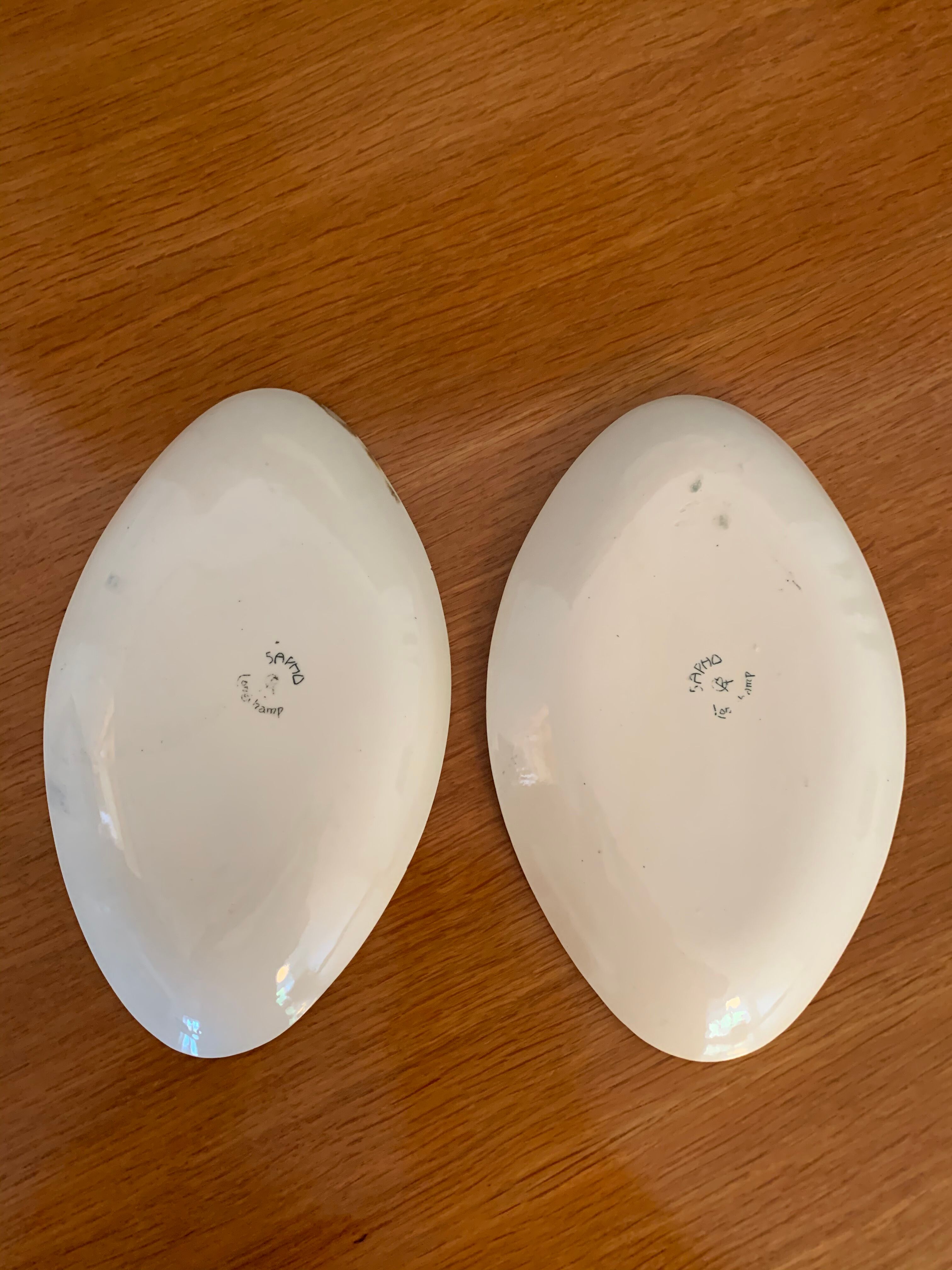 2 iron earthenware dishes