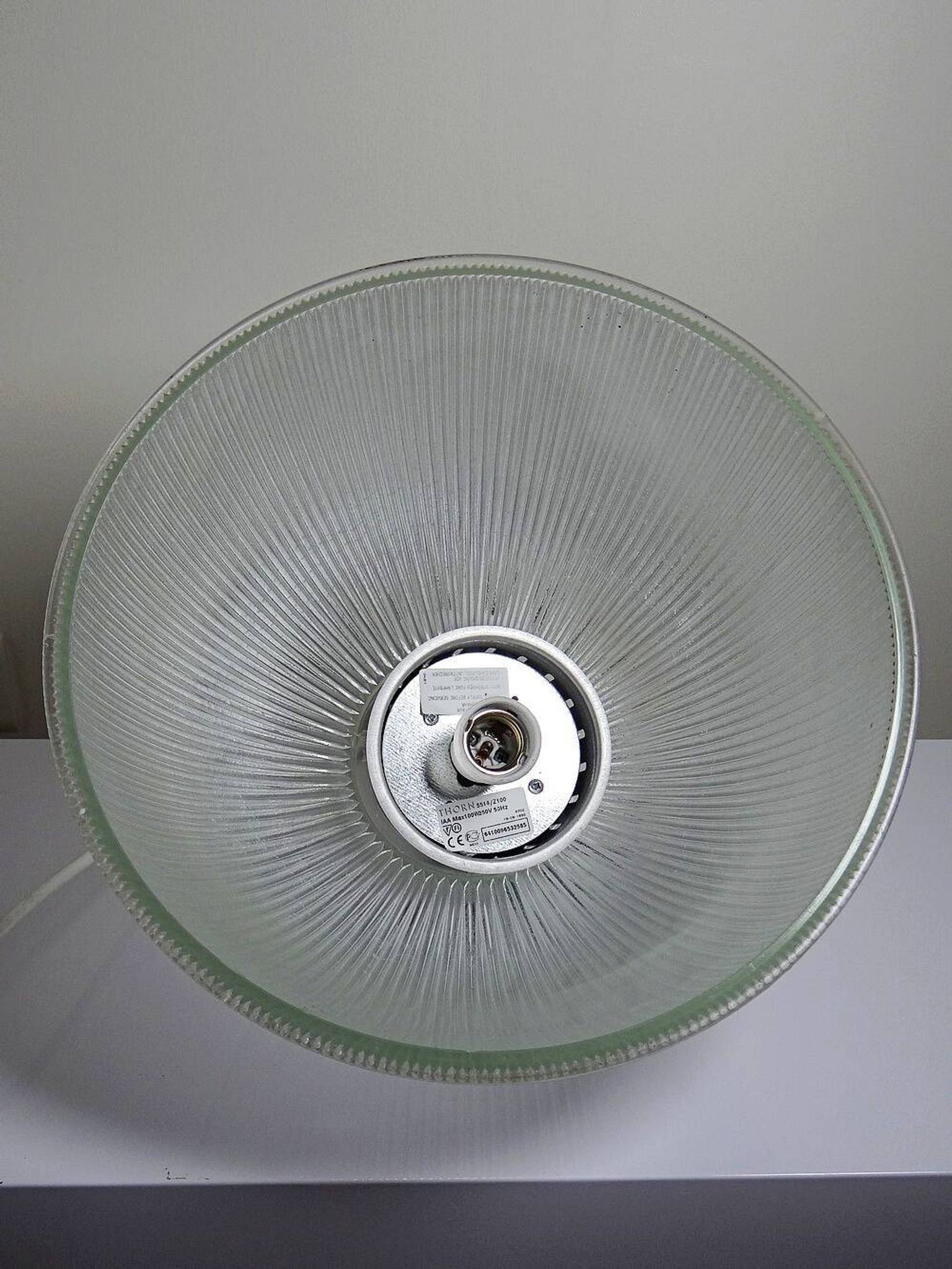 Suspension industrielle en verre prismatique type Holophane, Thorn, 1998