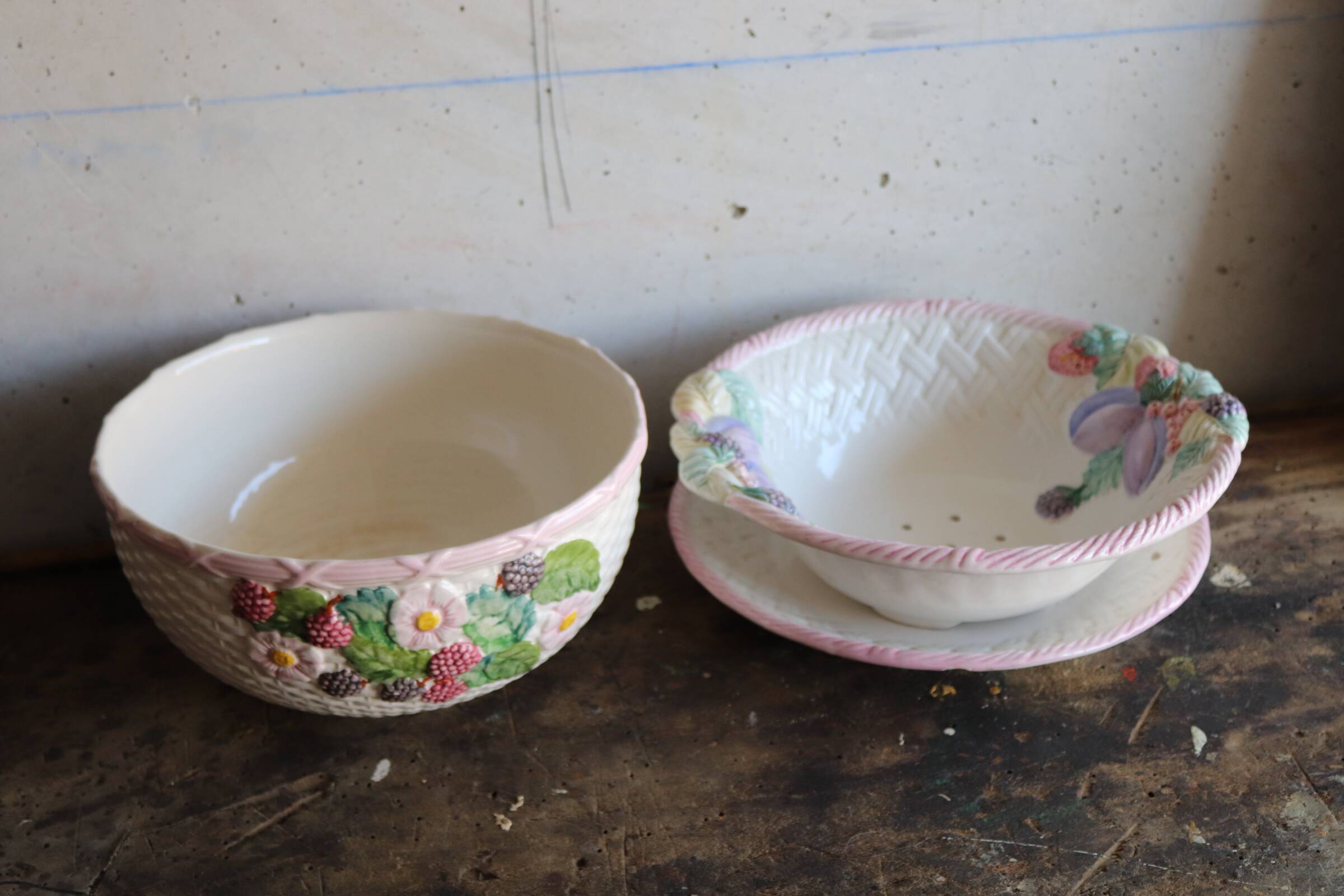 Salad bowl and drainer in vintage slip