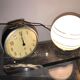 Lampe opaline sur marbre avec réveil Jaz