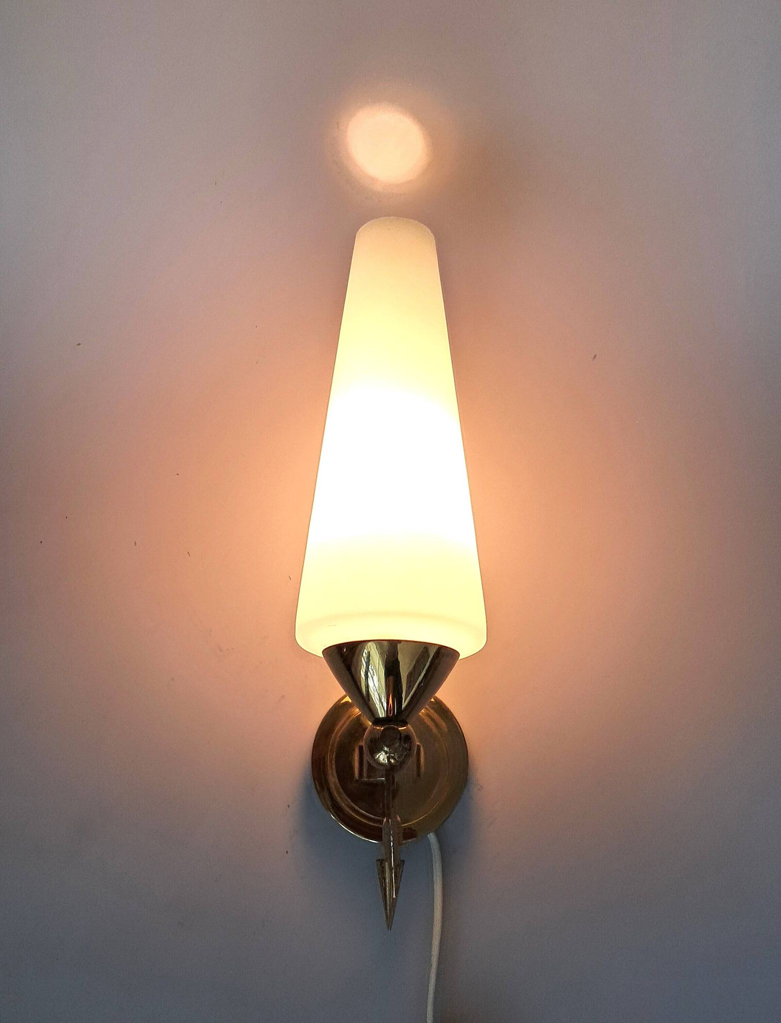 Applique en laiton doré et opaline blanche 1960