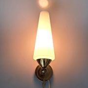 Applique en laiton doré et opaline blanche 1960