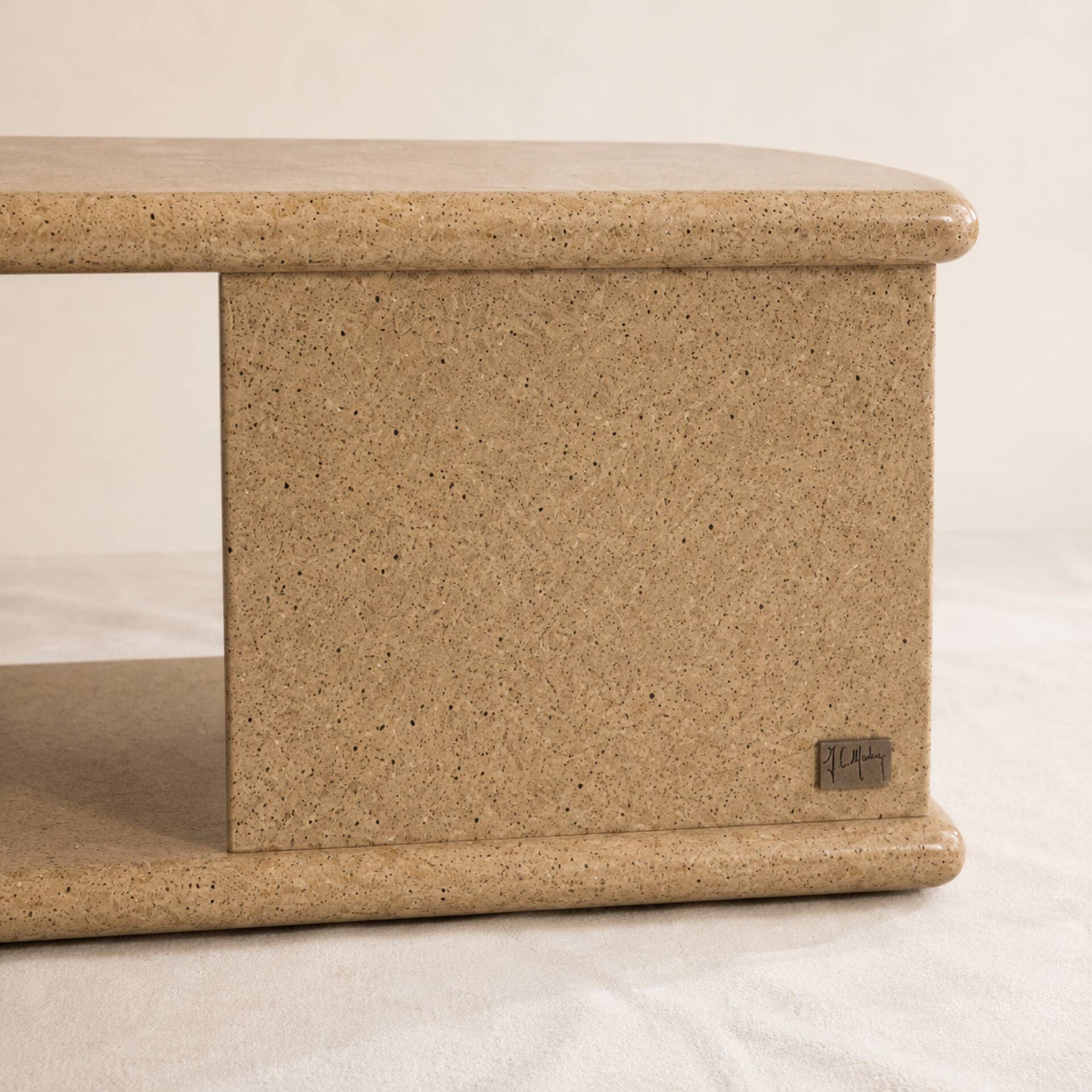 Table d’appoint signé Jean-Claude Mahey bois et résine mouchetée beige