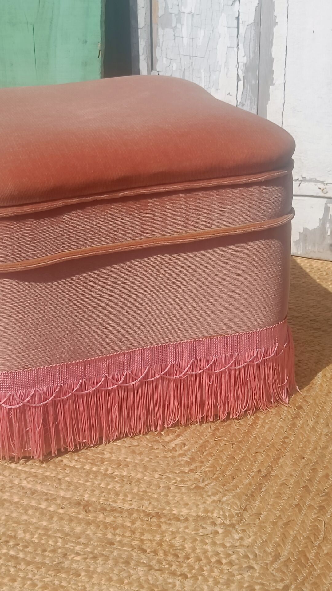 Pouf coffre en velours rose à franges, vers 1950-1960