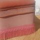 Pouf coffre en velours rose à franges, vers 1950-1960