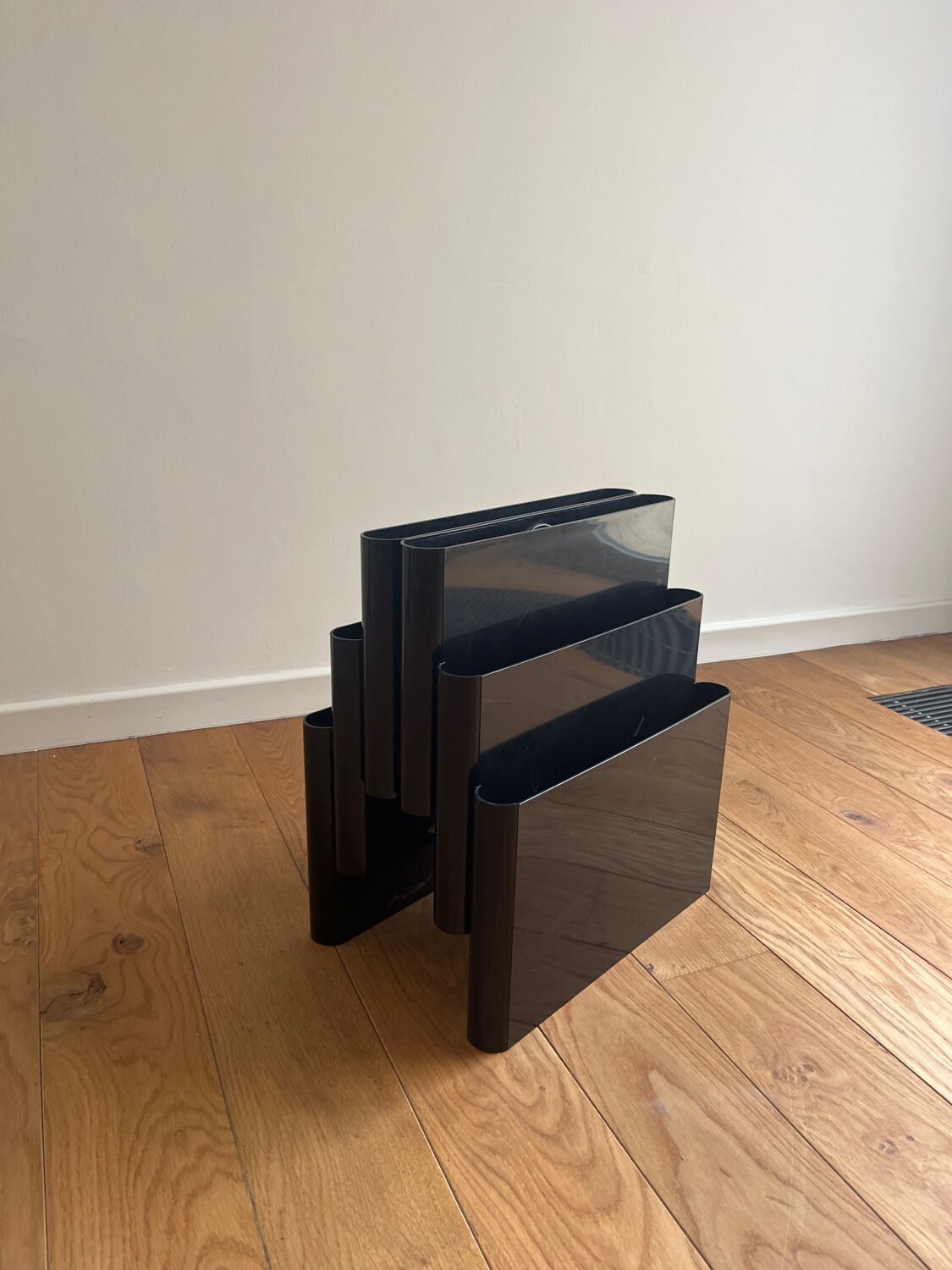Black magazine rack Kartell 4676 / 4675 (Giotto Stoppino)