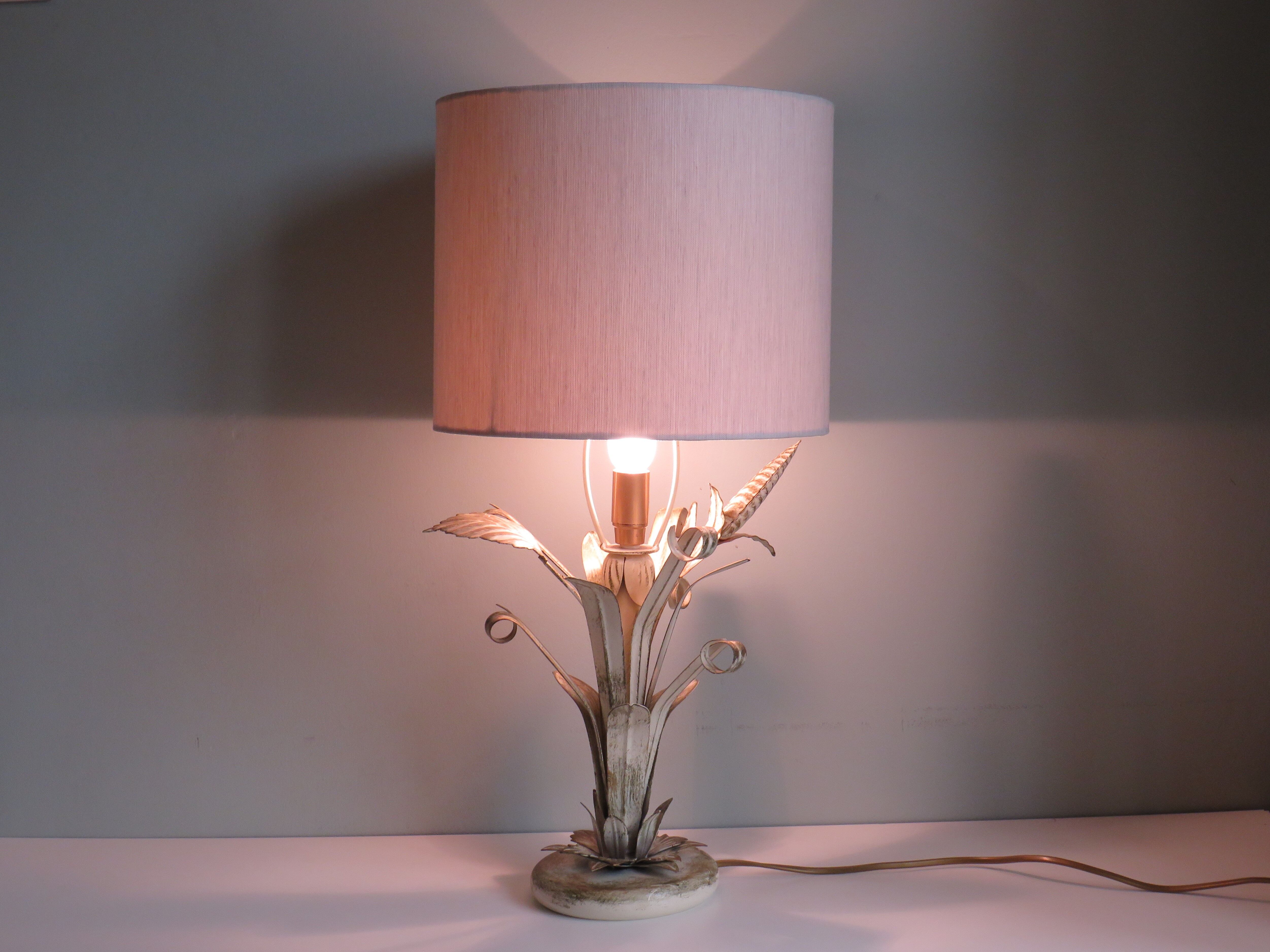 Lampe de table vintage dans le style de hans kögl.