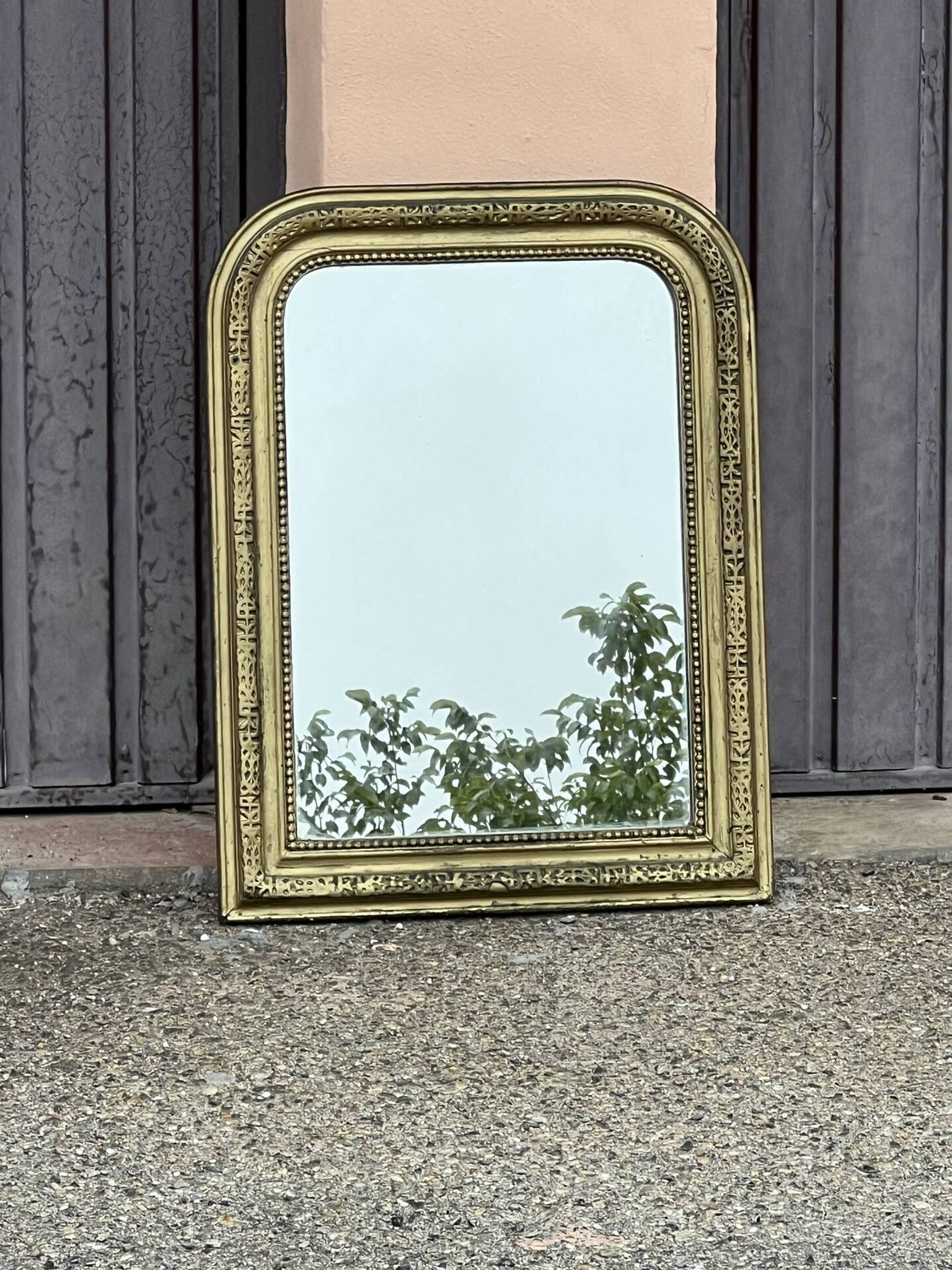 Miroir Louis Philippe en bois doré à frise ajourée