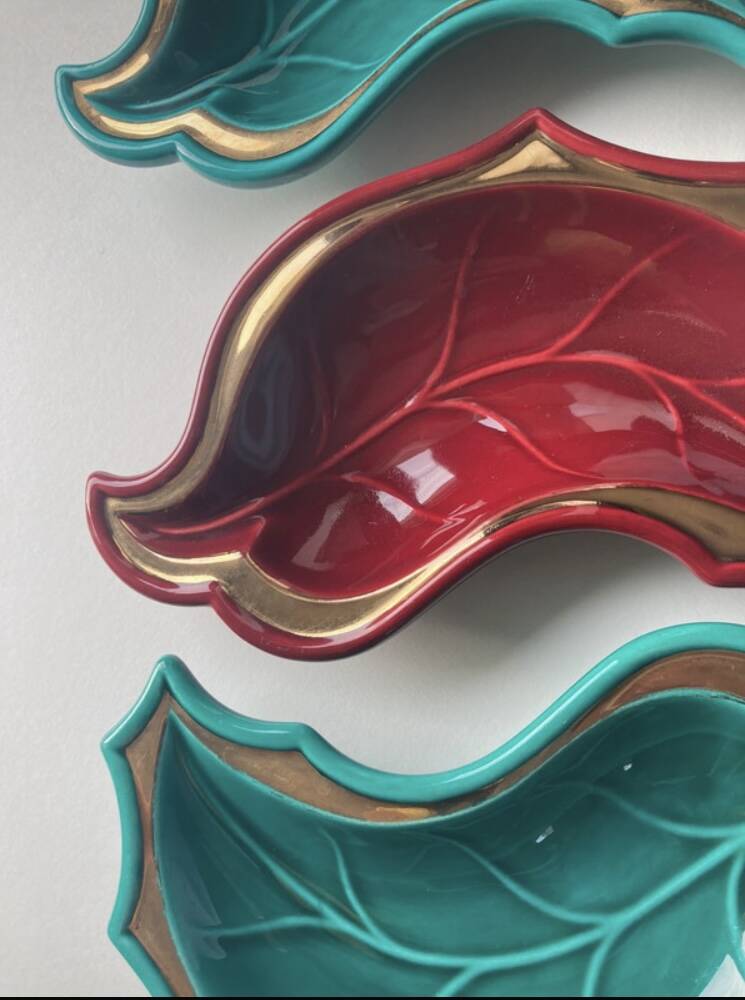 3 green and burgundy leaf-shaped bowls Verceram