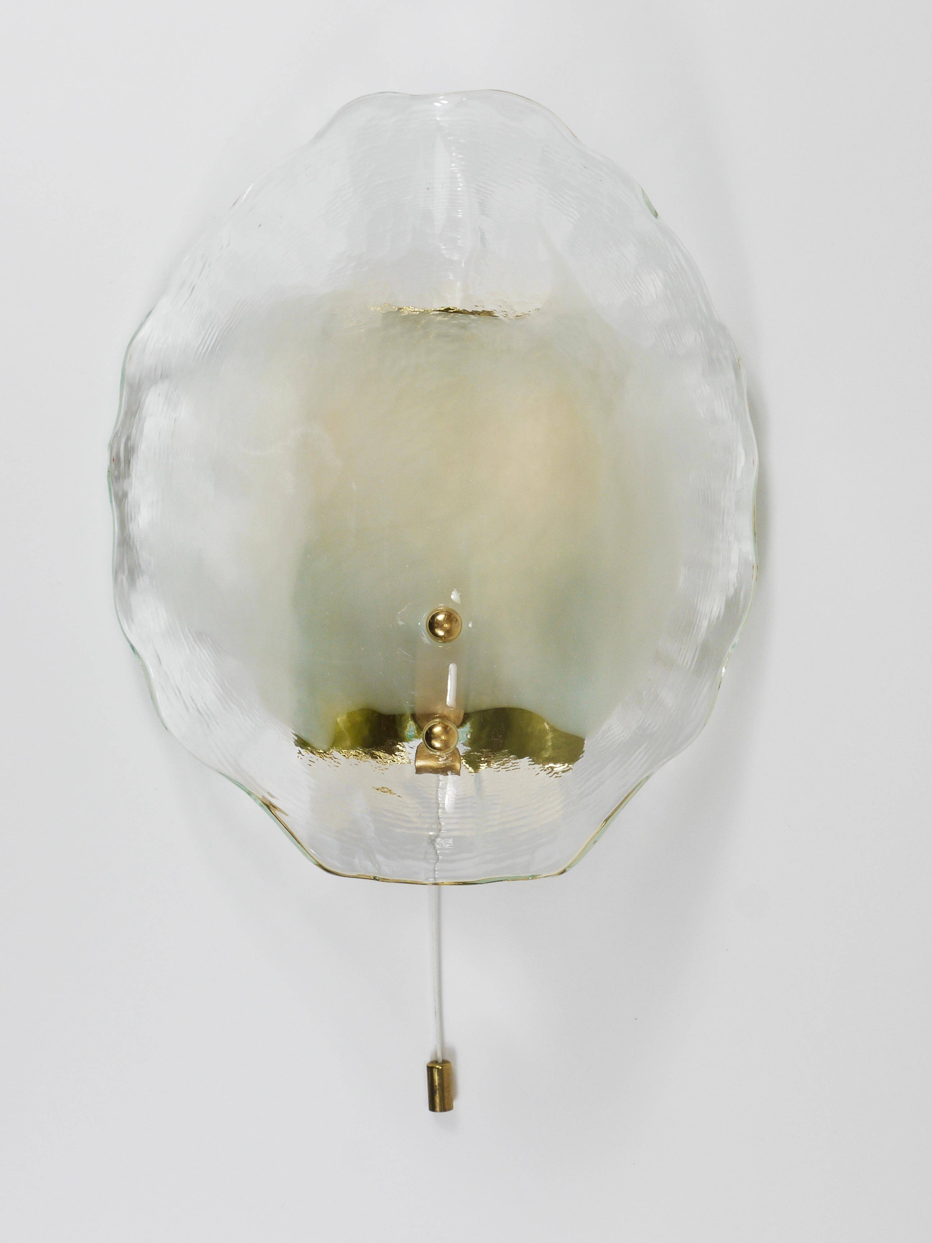 J.T. Kalmar Applique Murano en Laiton et Verre en Forme de Pétale, Vienne, années 1970
