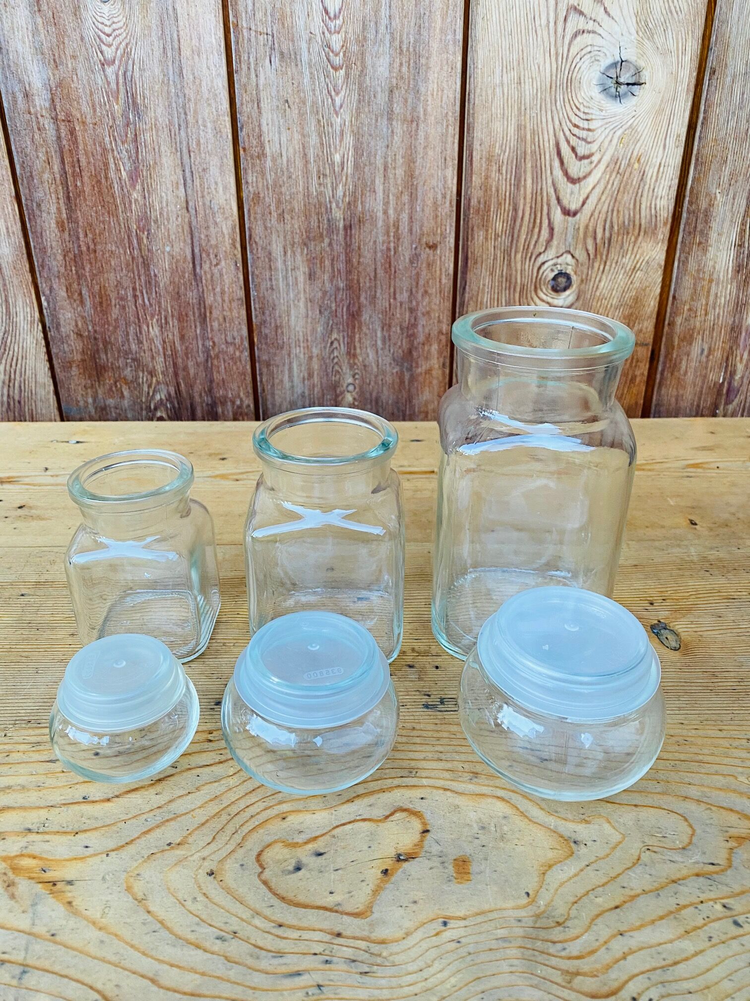 Trio of apothecary jar in transparent glass.