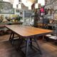 Grande table avec pieds indus