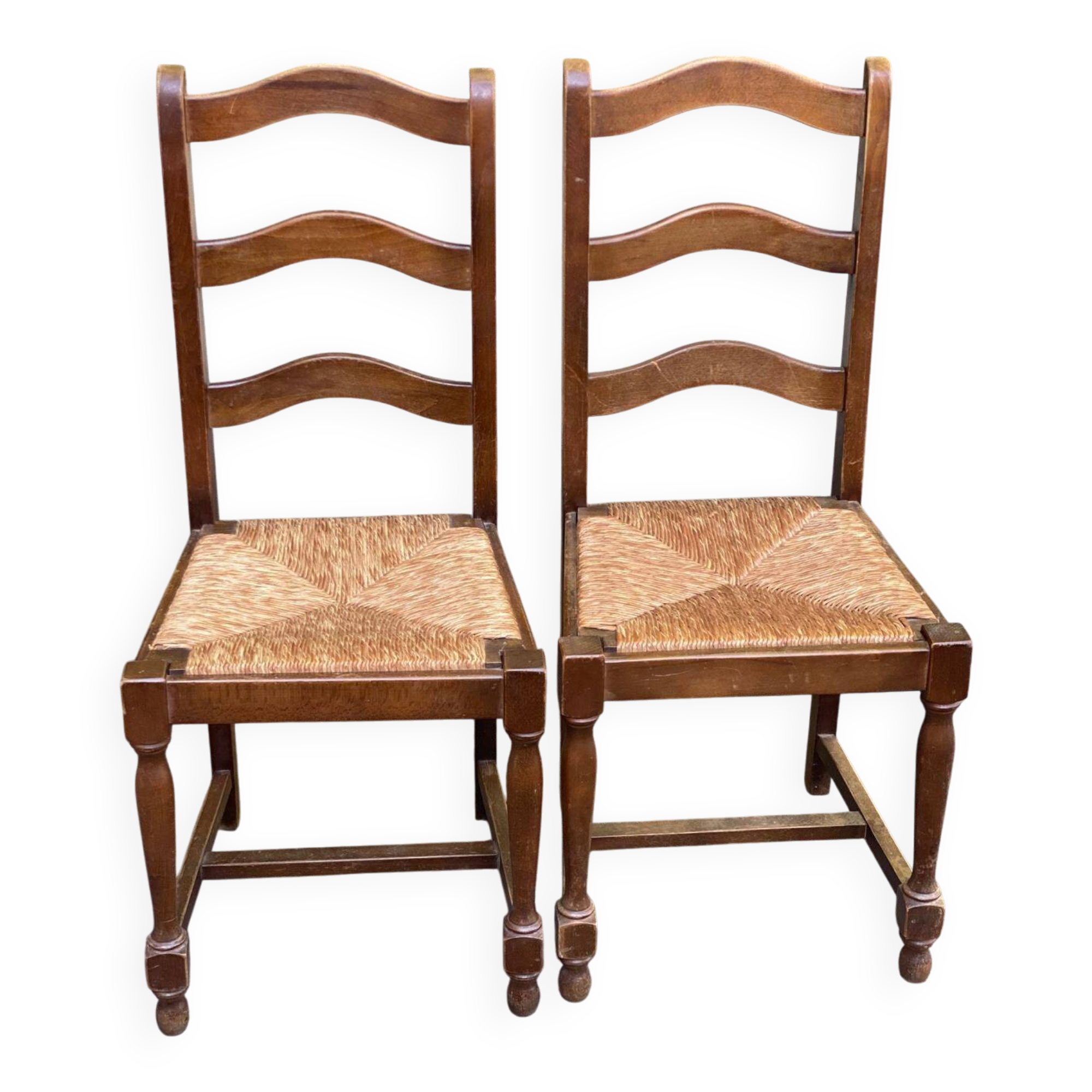 2 dining chairs in solid wood and rush, Chippendale ladder style.