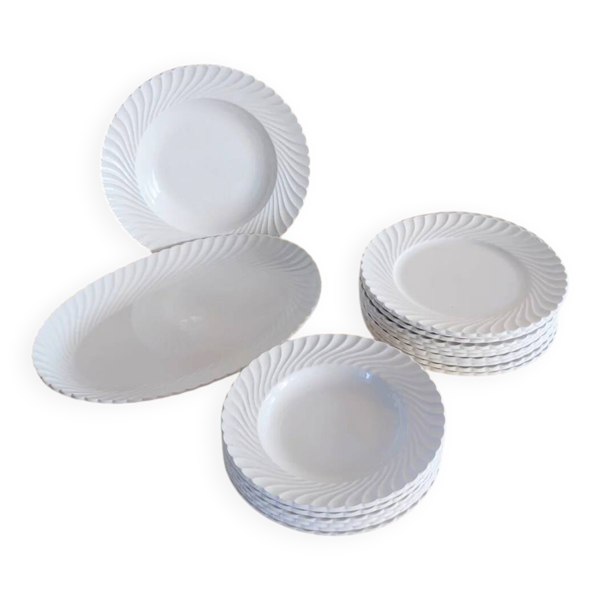 Service de vaisselle en céramique blanche torsadée