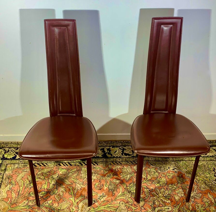 2 chaises total cuir estampillées dad