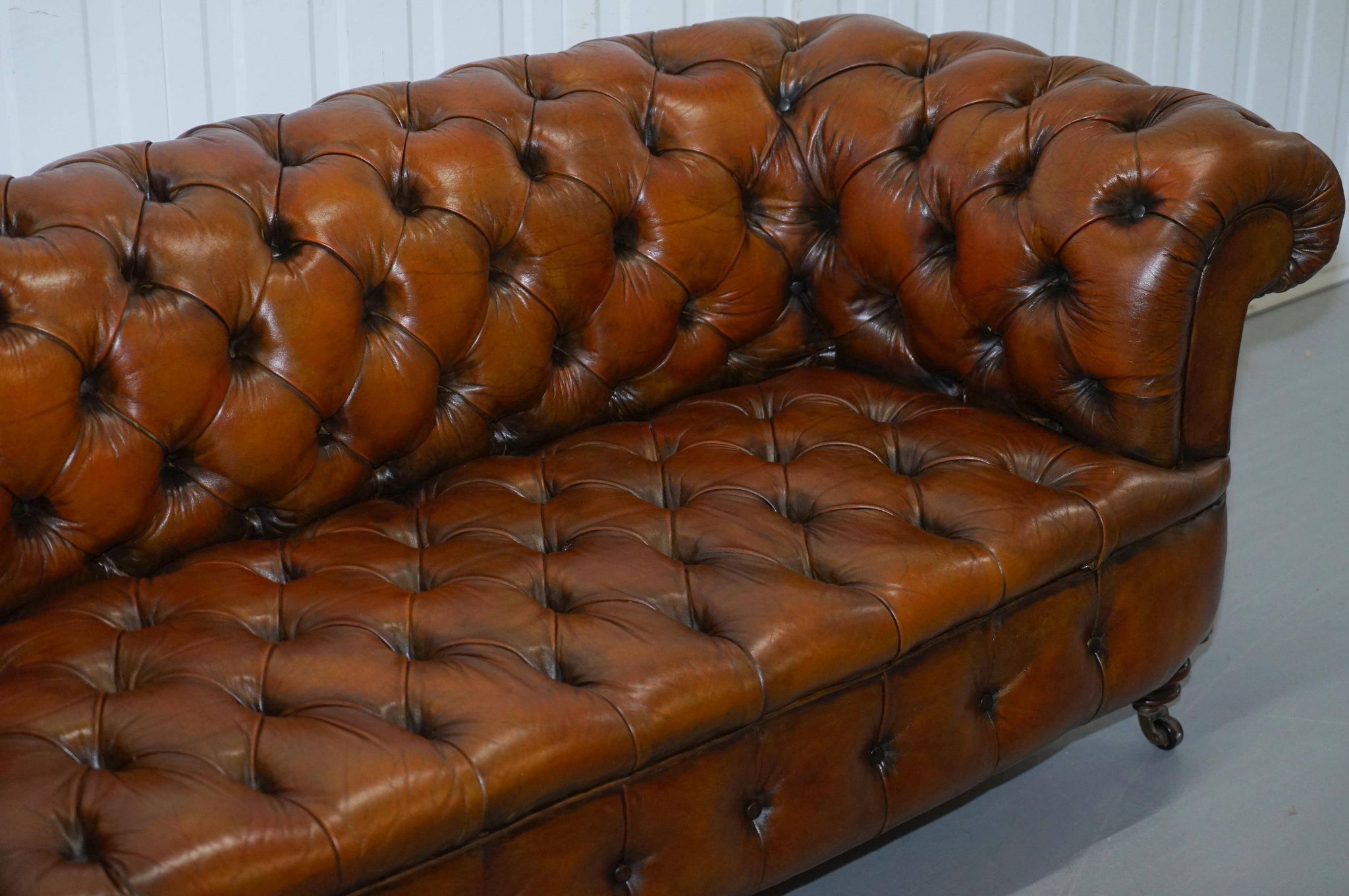 Victorian Chesterfield canapé from 1890 in restored leather, stamped Cornelius V. Smith.