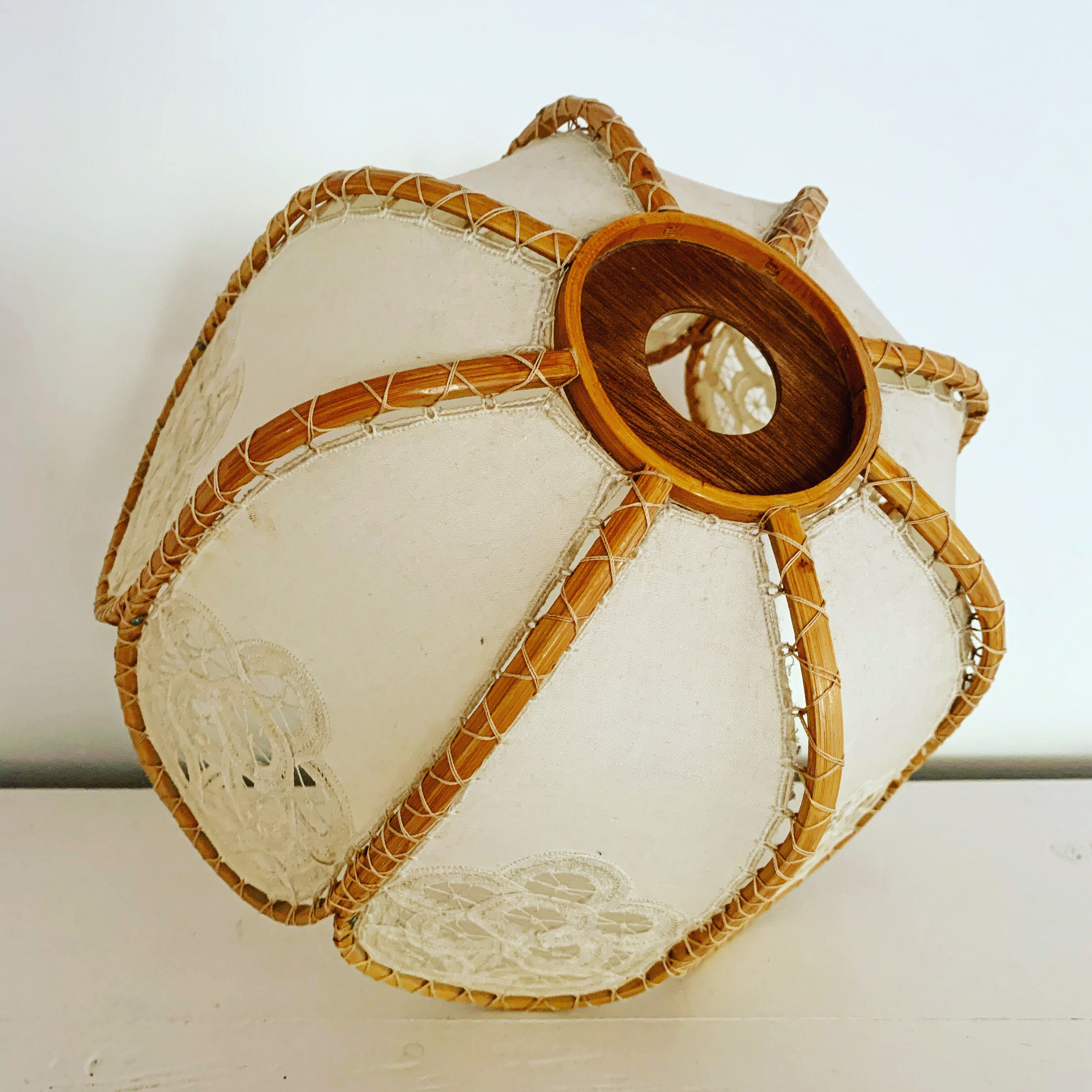Vintage suspension lamp in rattan and lace