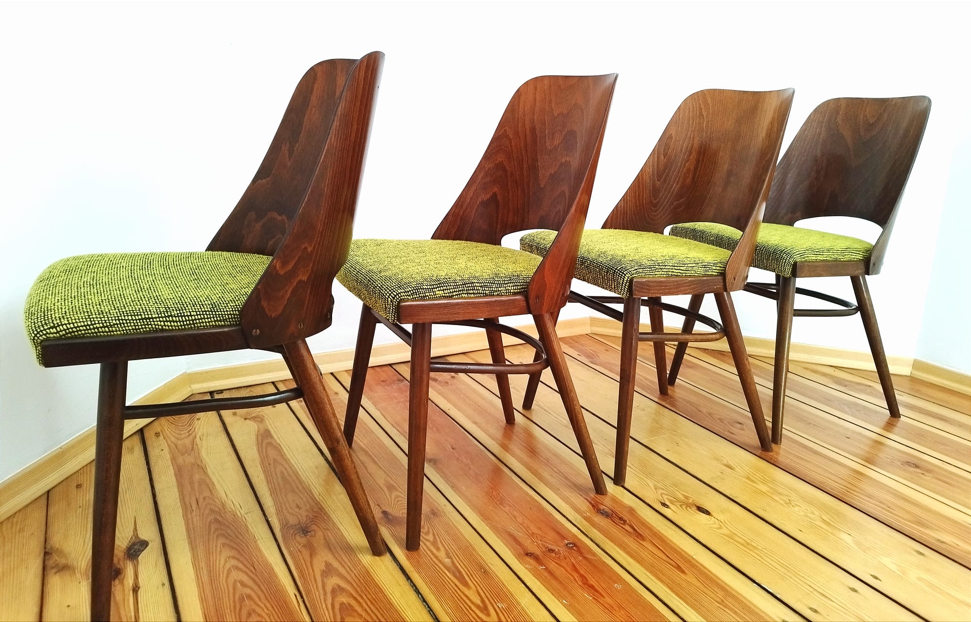 Ensemble de quatre chaises O. Haerdtl, Ton, Holesov, Tchécoslovaquie, les années 60