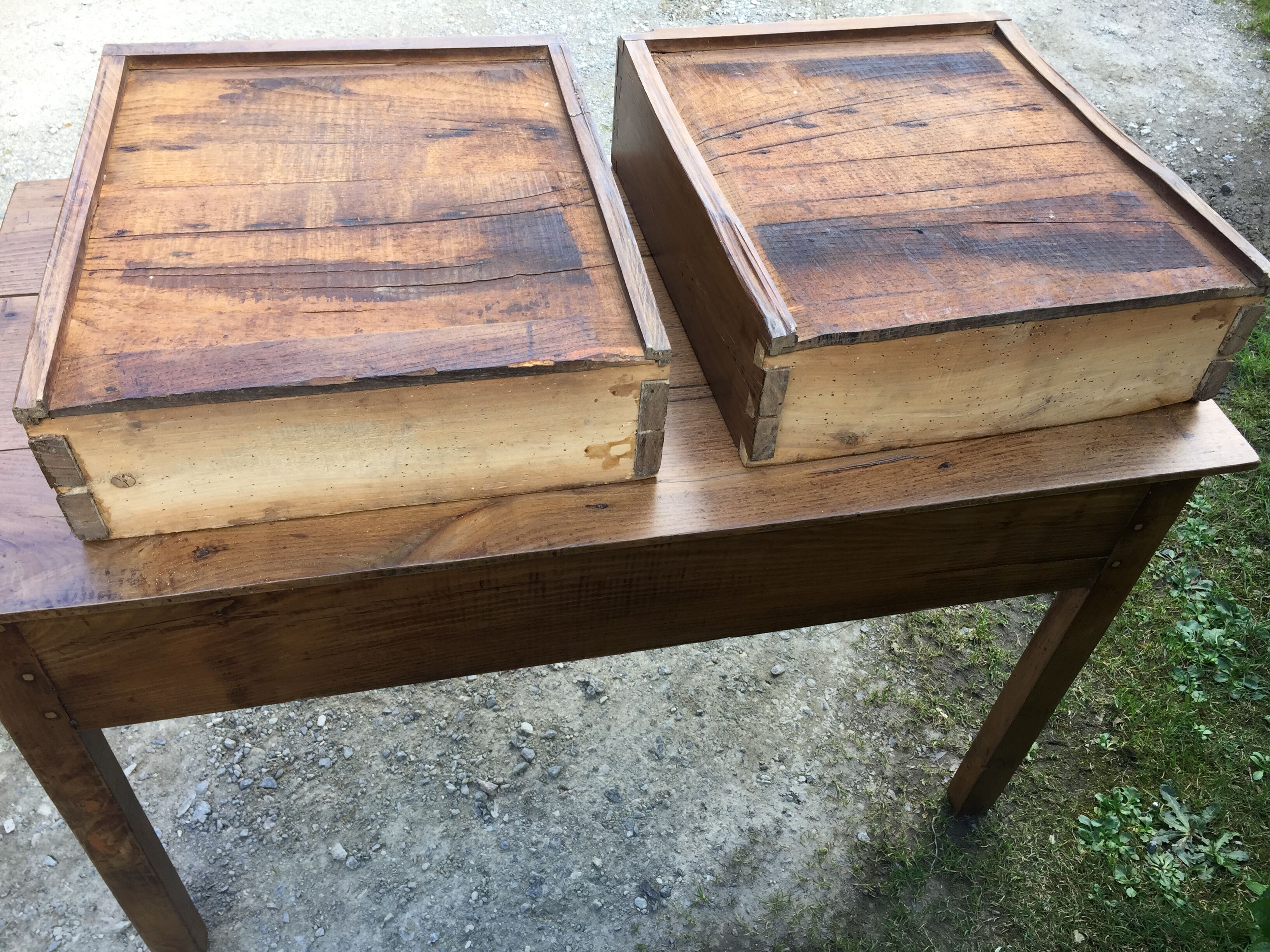 Farm table of the country Brièron (South Brittany) old with 2 drawers in chestnut.