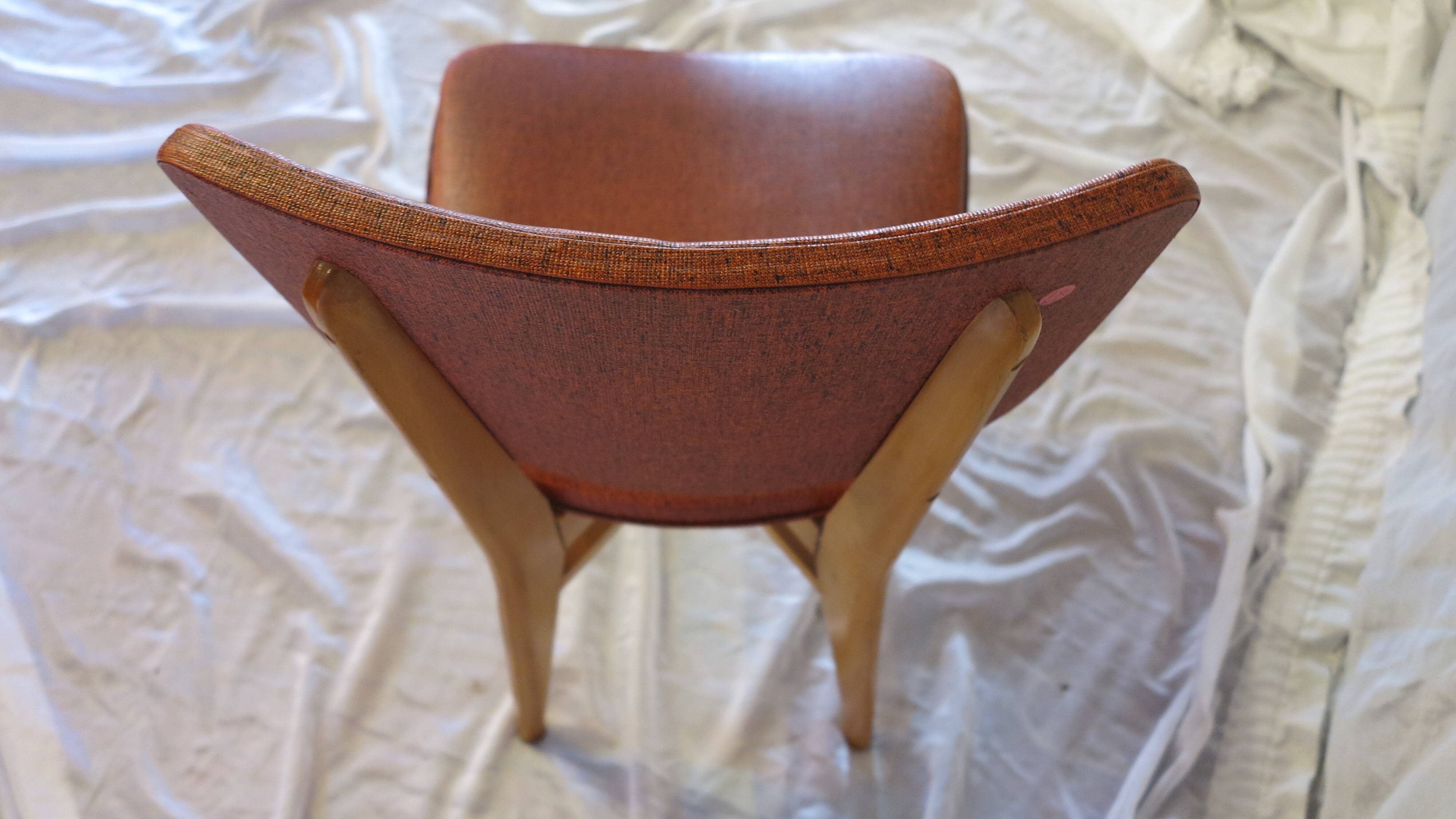 Paire de chaise skaï rouge années 50