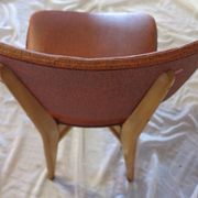 Paire de chaise skaï rouge années 50