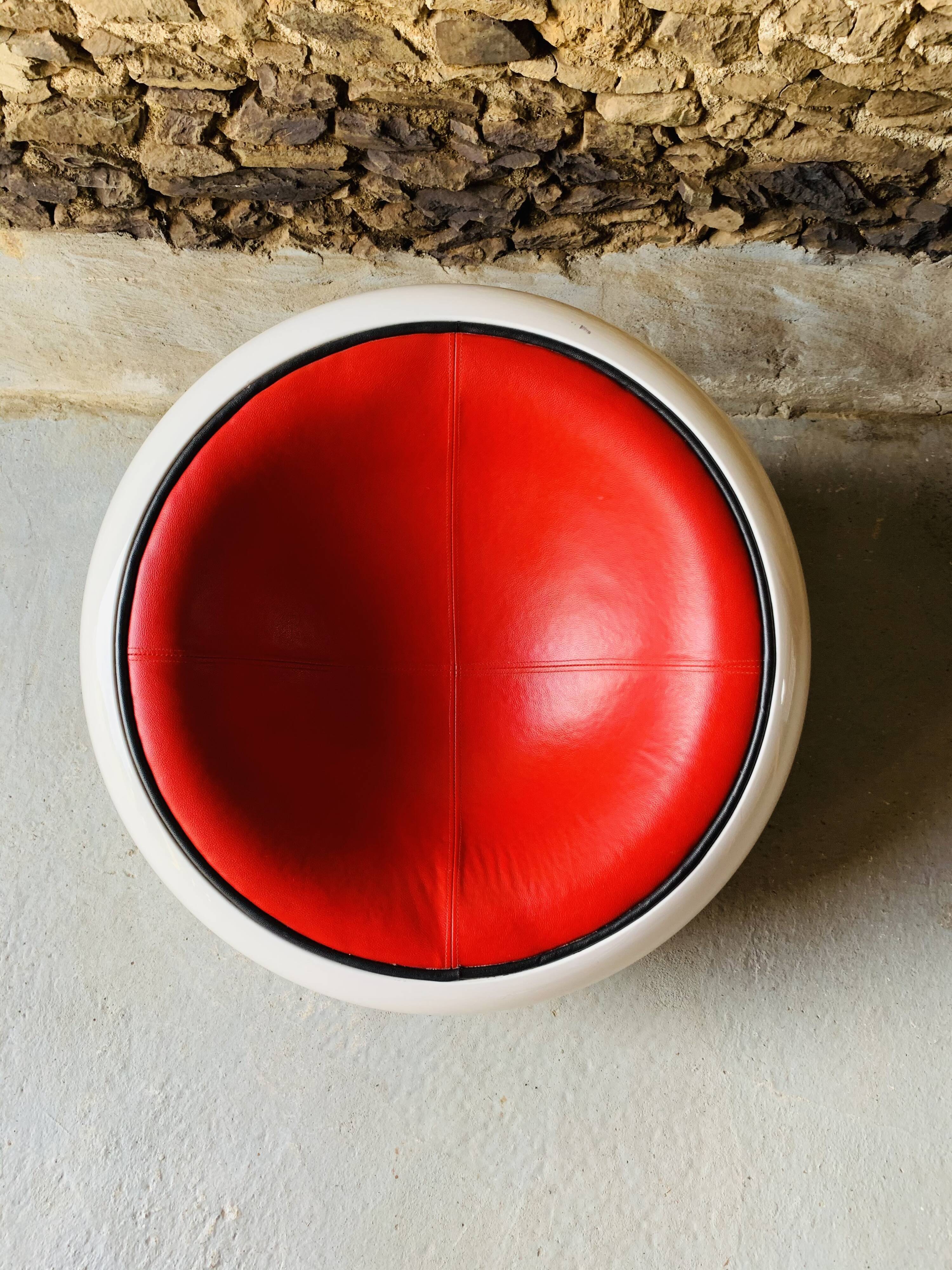 Armchair eye pod ball