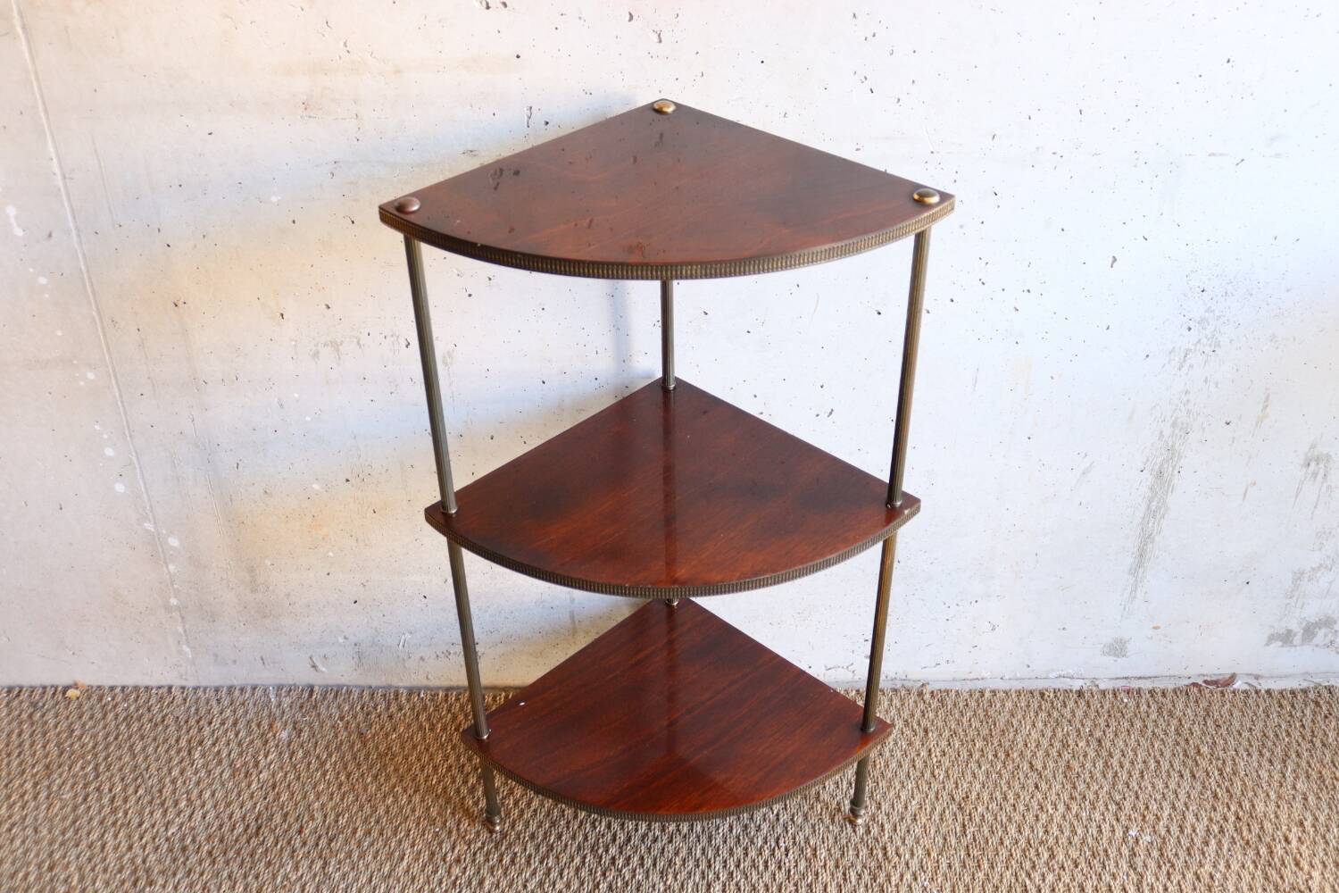Corner shelf on foot in vintage wood and brass