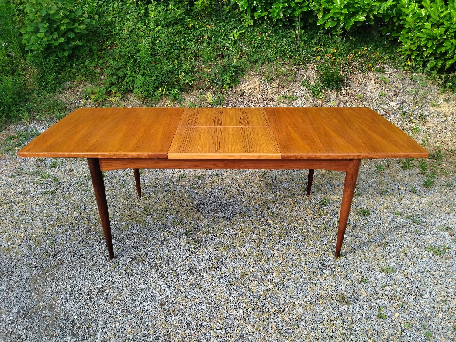 Scandinavian table with extensions