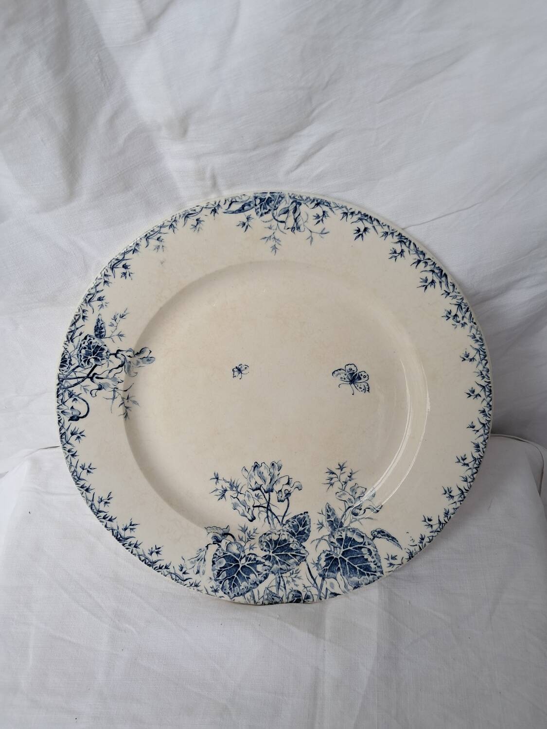 Round dish with cyclamen pattern, Gien porcelain