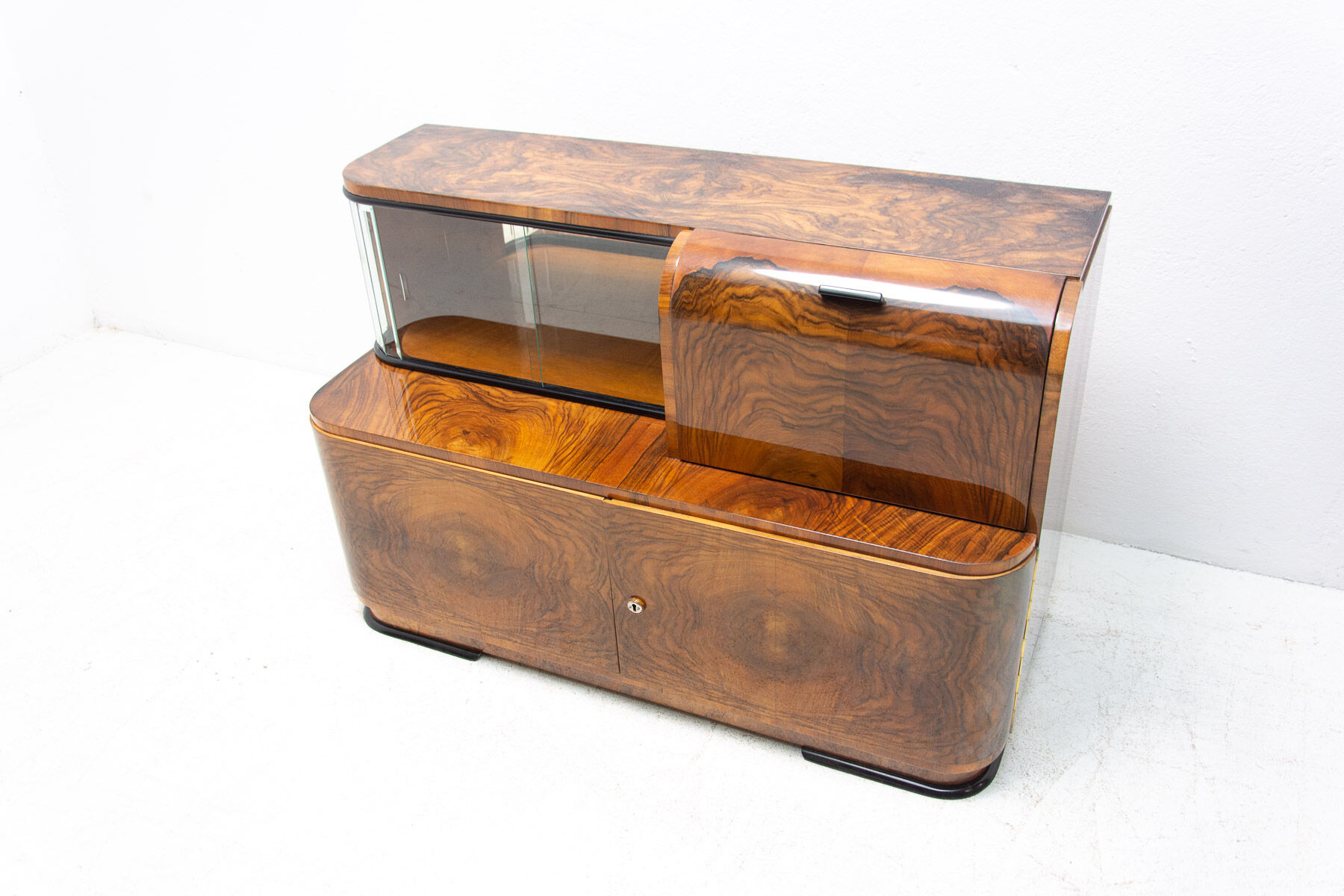 Art deco bar cabinet attribute to jindřich halabala, 1930s