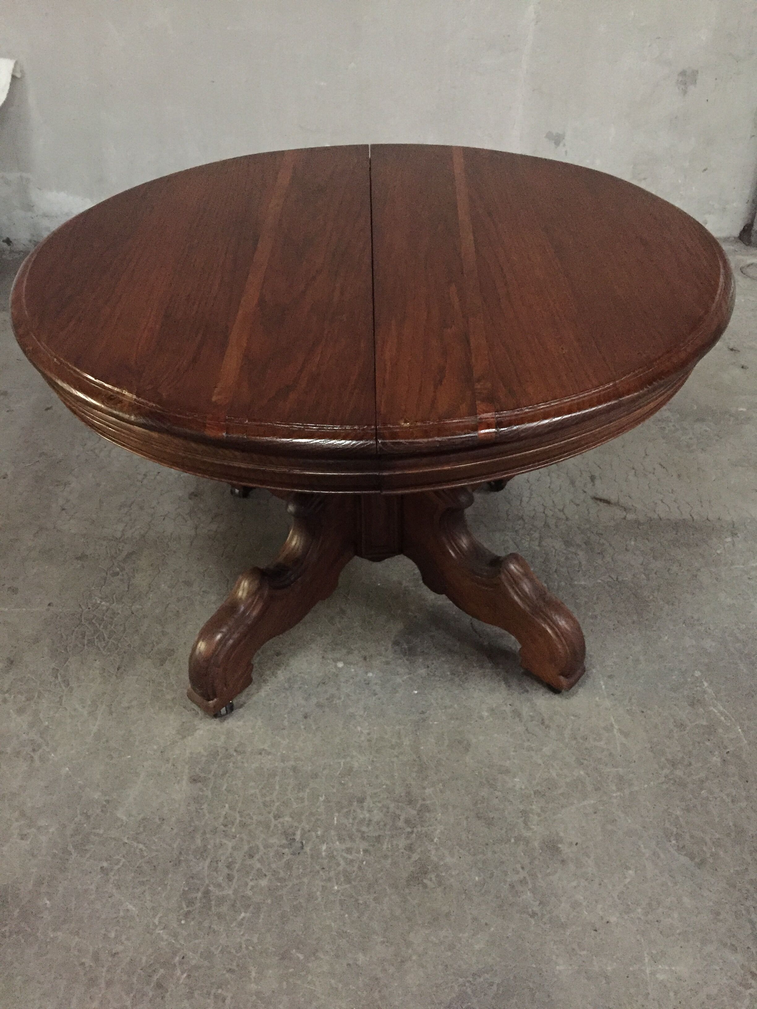 Table round central leg extensions oak end 19 th