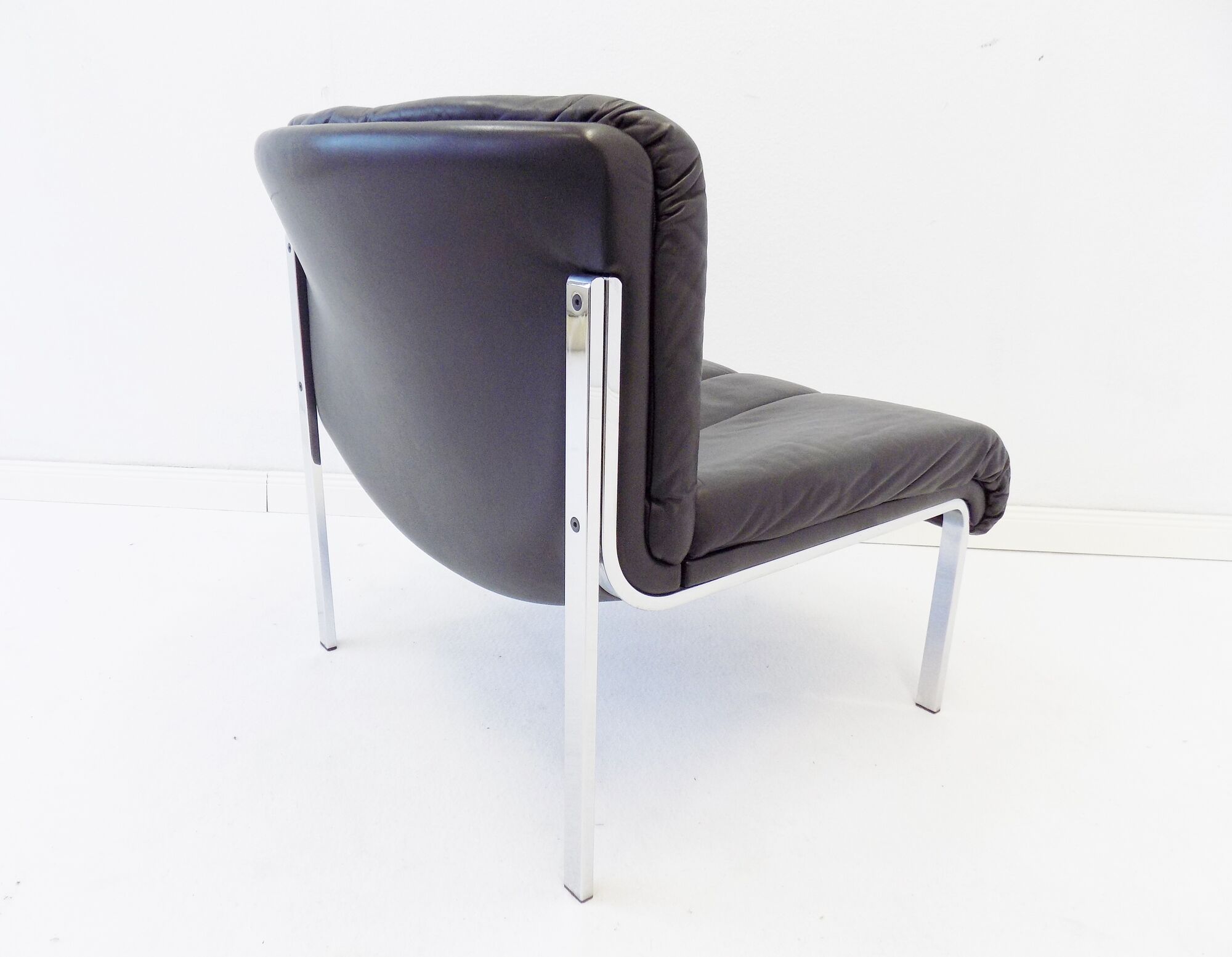 Eurochair set of 2 black leather lounge chairs by Girsberger