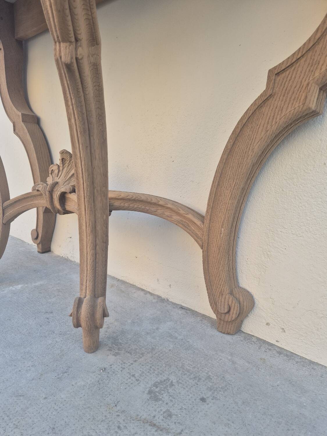 Louis XV curved console in solid oak, 18th century, decorated