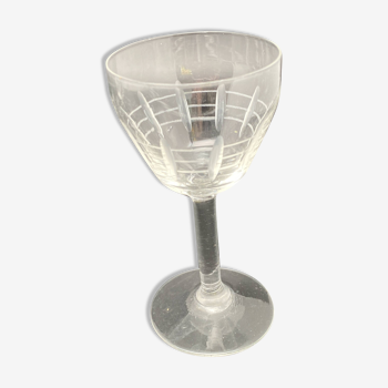 Aperitif glasses with chiseled petals pattern